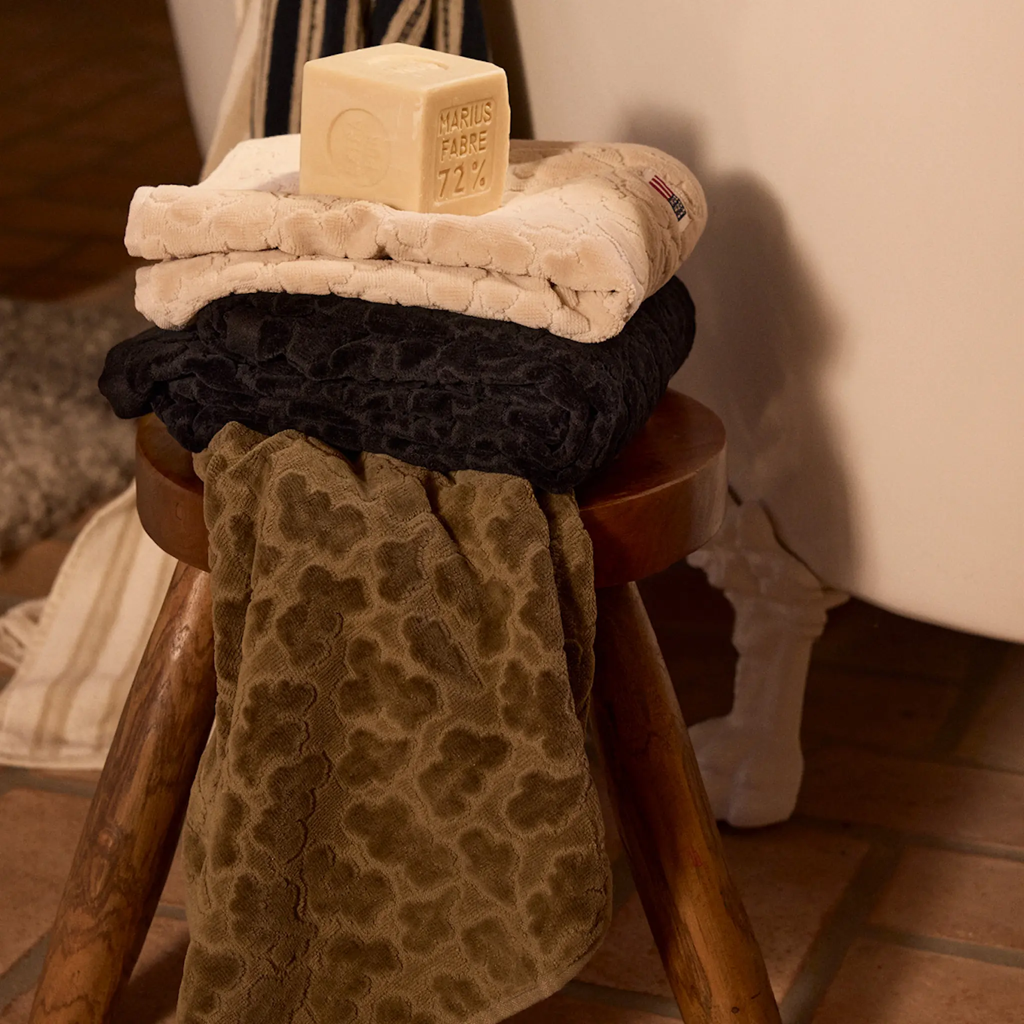 Lexington Velour Jacquard handduk med lövmönster 70x130 cm oliv