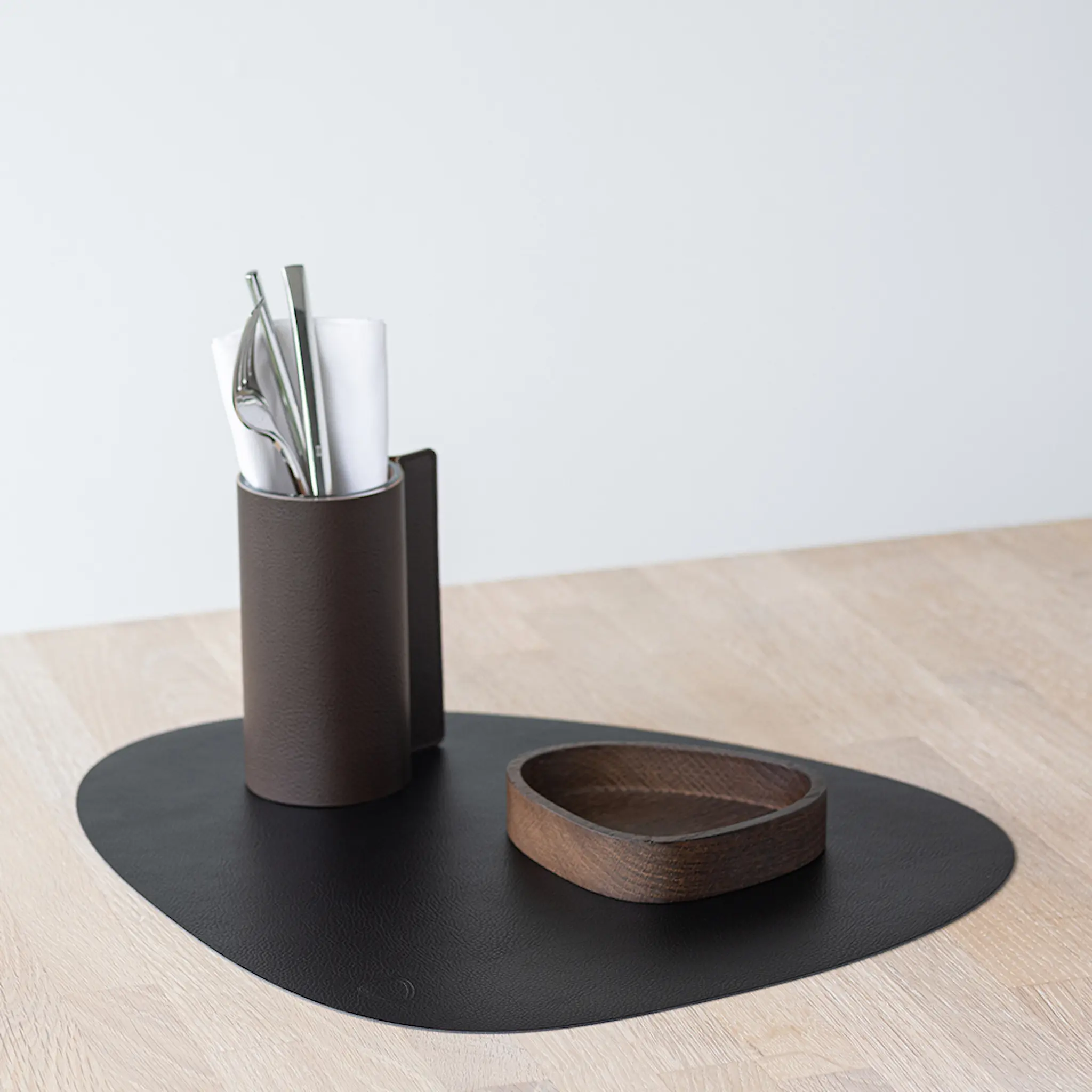 LIND DNA Leather Serene Curve Bordstablett L 37x44 cm Black