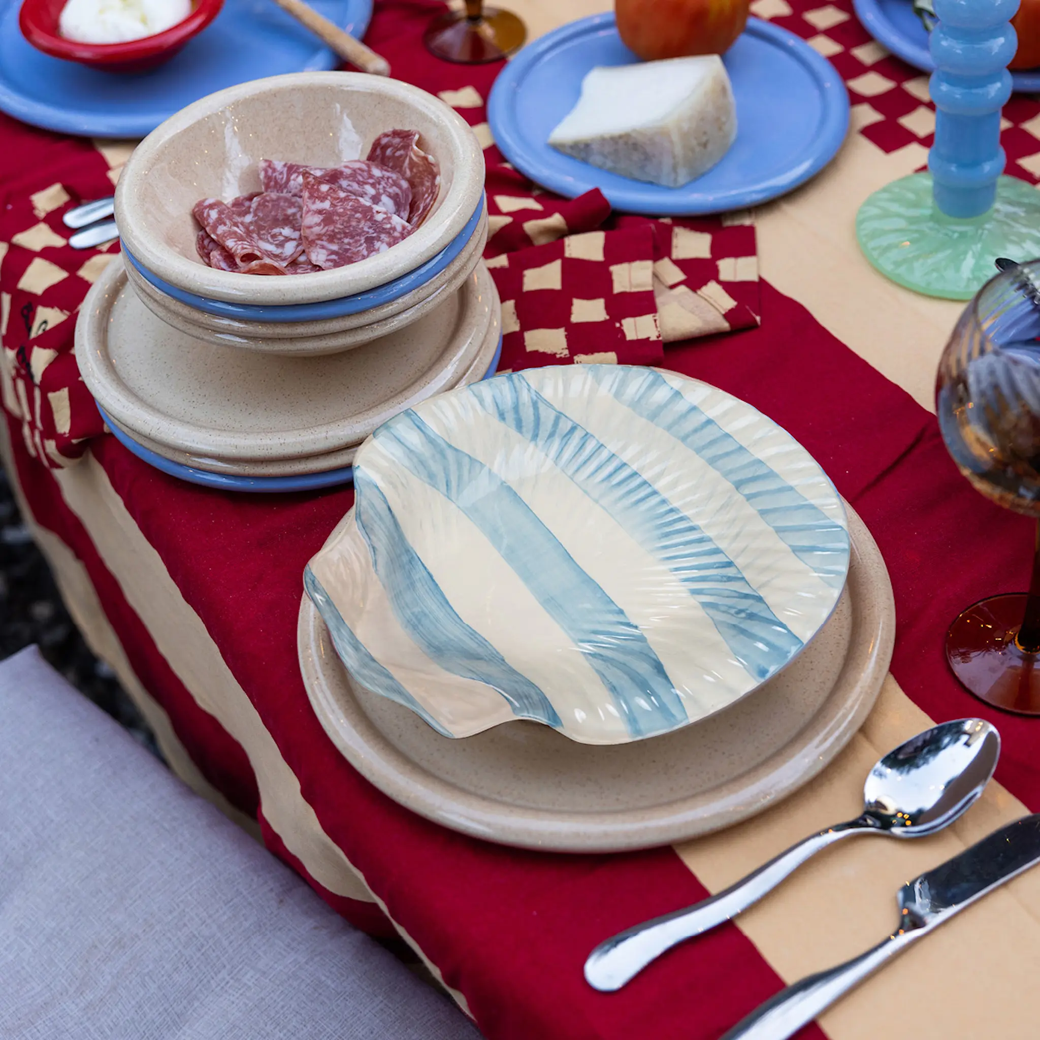 ByOn Armona tallrik 23,5 cm randig ljusblå/vit