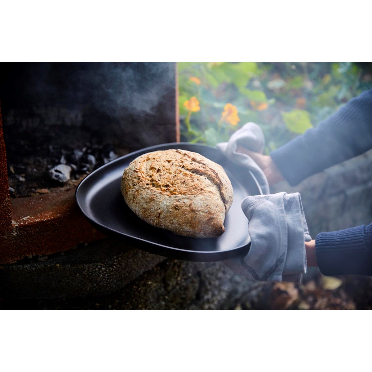 LIND DNA Curve Stoneware Tarjoiluastia 35x30 cm Musta