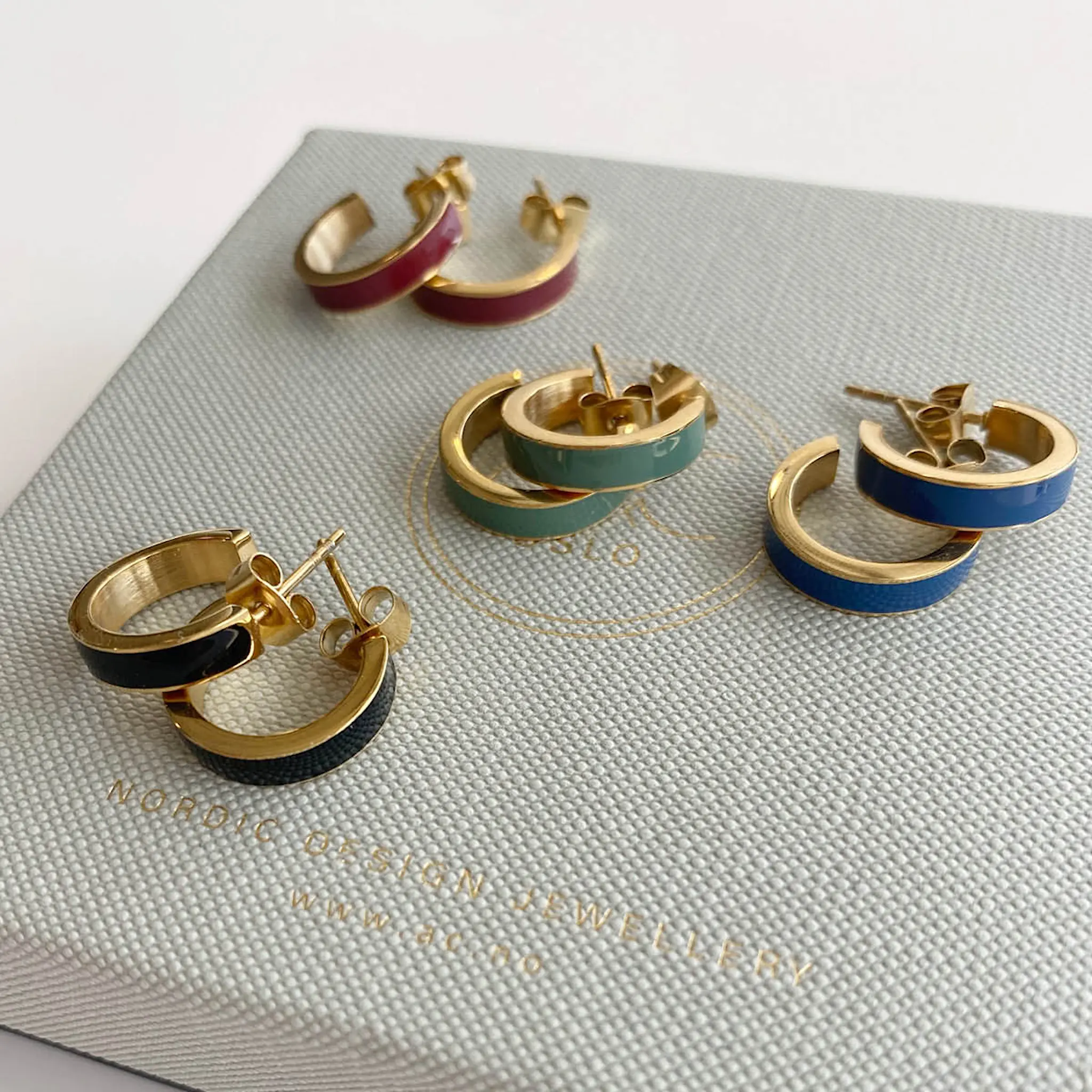 A&C Oslo AS Steel - Enamel Coll øredobber 20 mm svart/gull