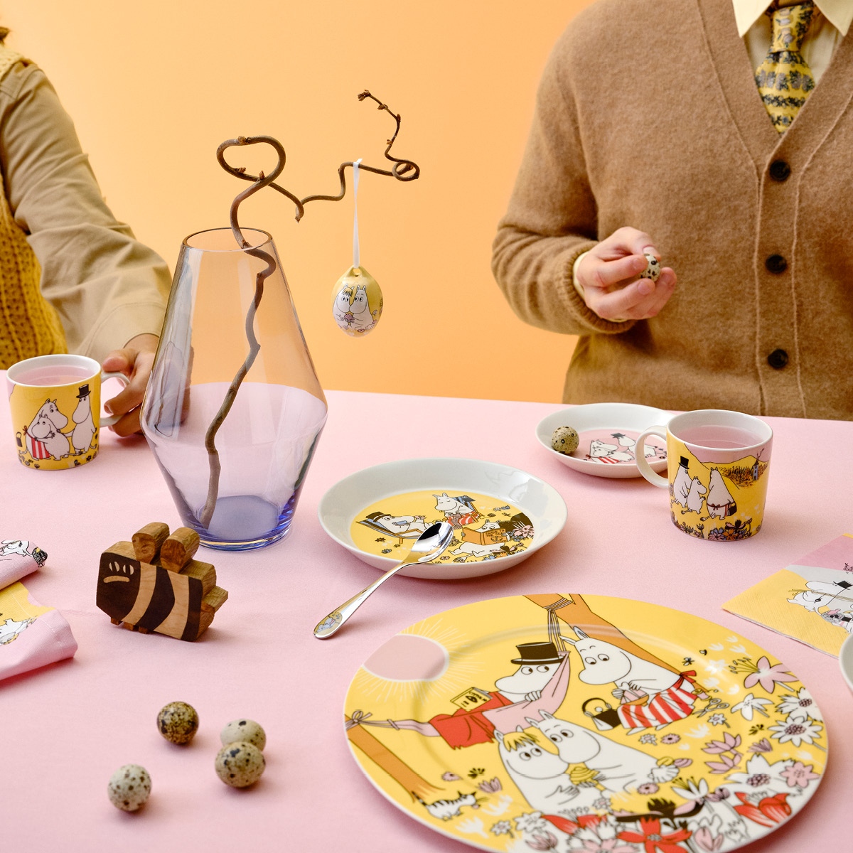 Moomin Arabia Mummi serveringsfat 30 cm Familietid gul 80 år