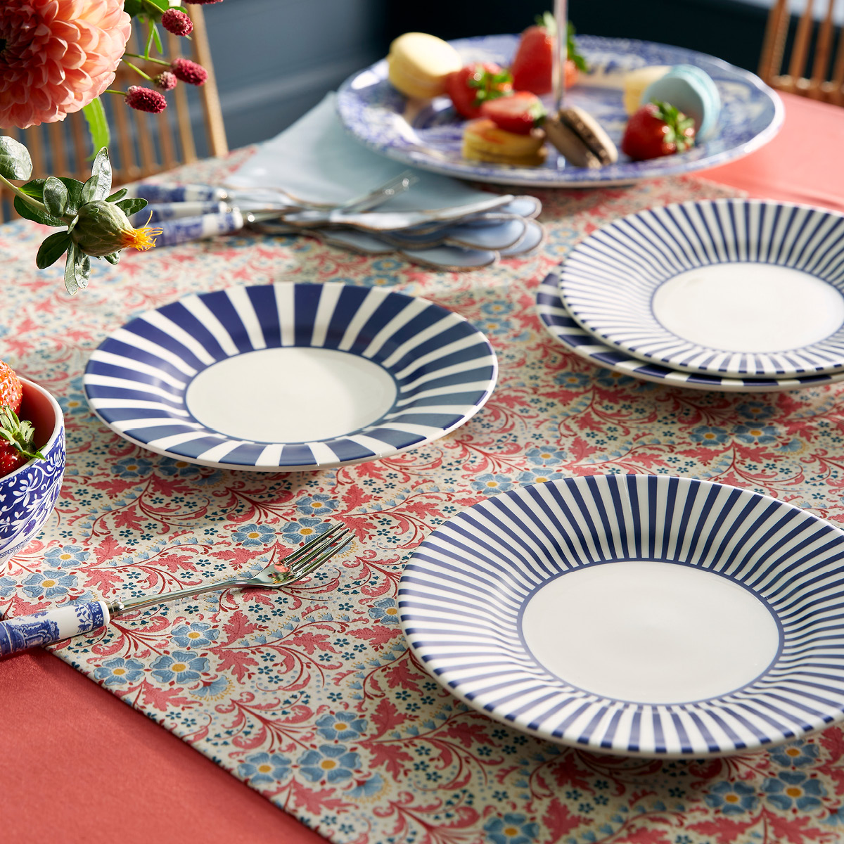 Spode Steccato tallerken smalstripet 22 cm koboltblå