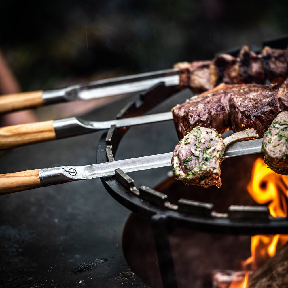 Forged Churrasco grillspett V-form 70 cm stål/olivträ