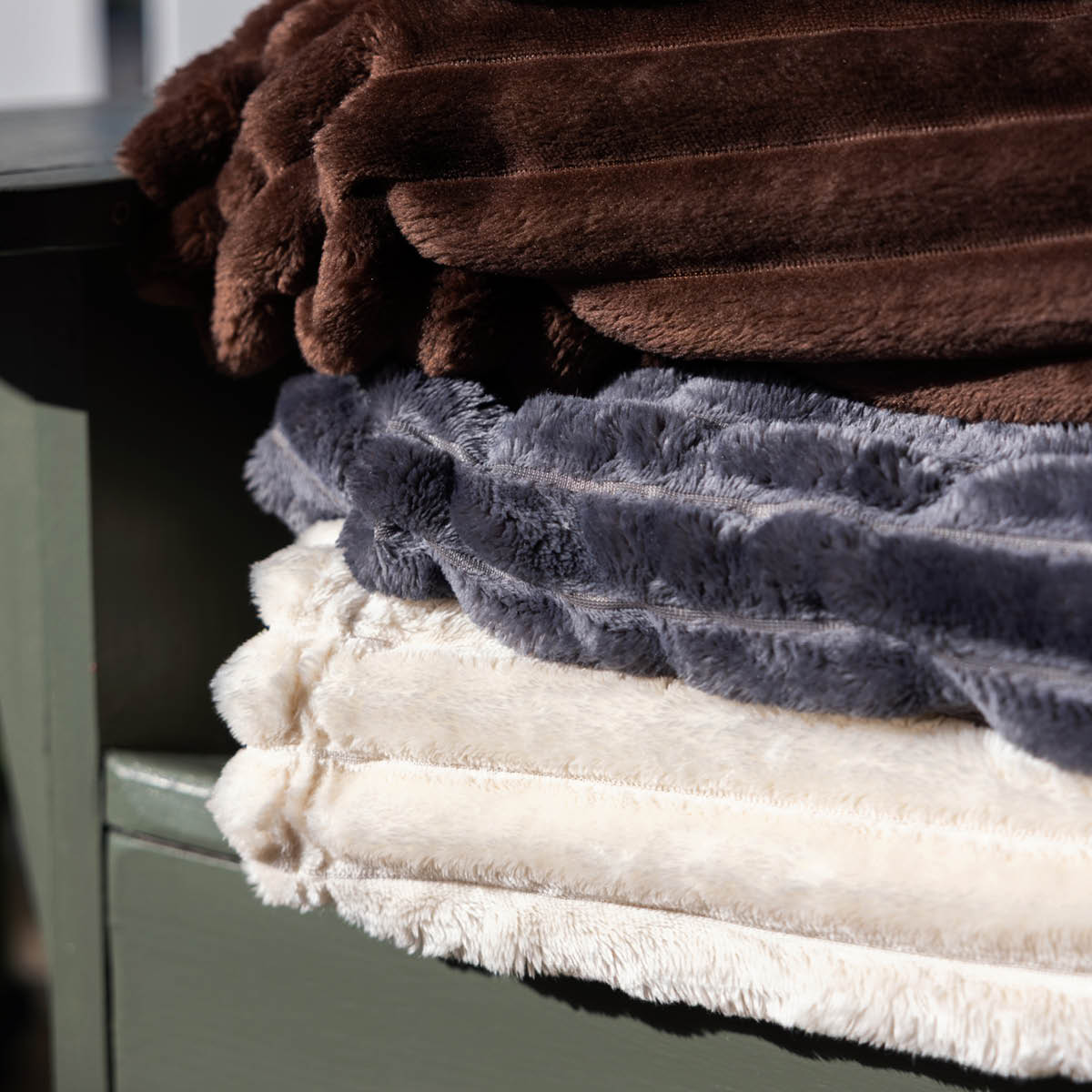 Sagaform Esther fleecepläd 130x170 cm mörkbrun