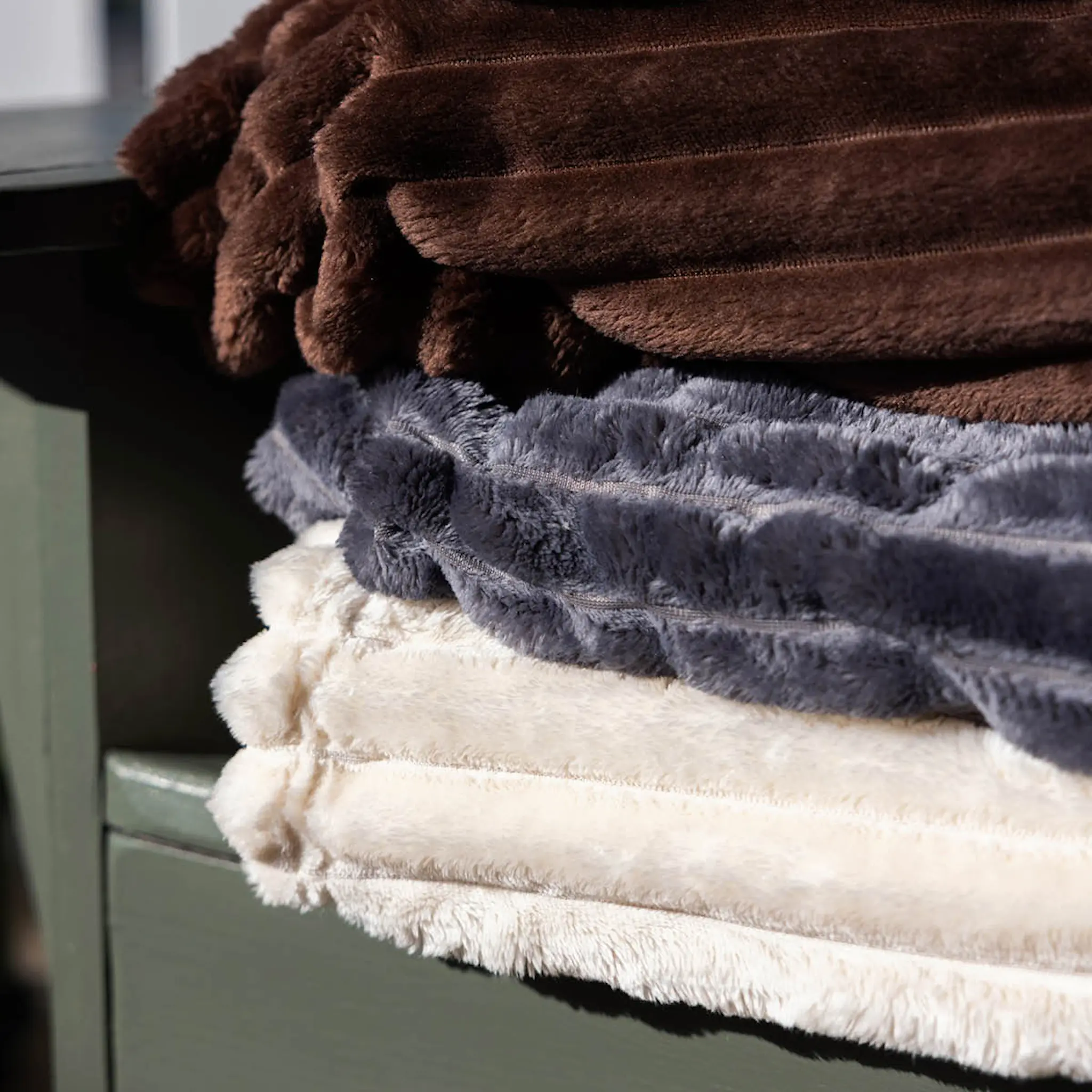 Sagaform Esther fleecepläd 130x170 cm mörkbrun