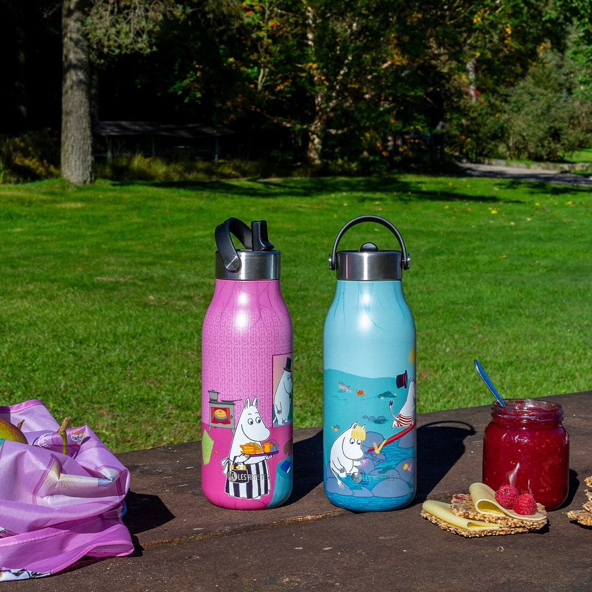 Les Artistes Bottle Up Mumin termosflaska 1 L Playing on the beach blue