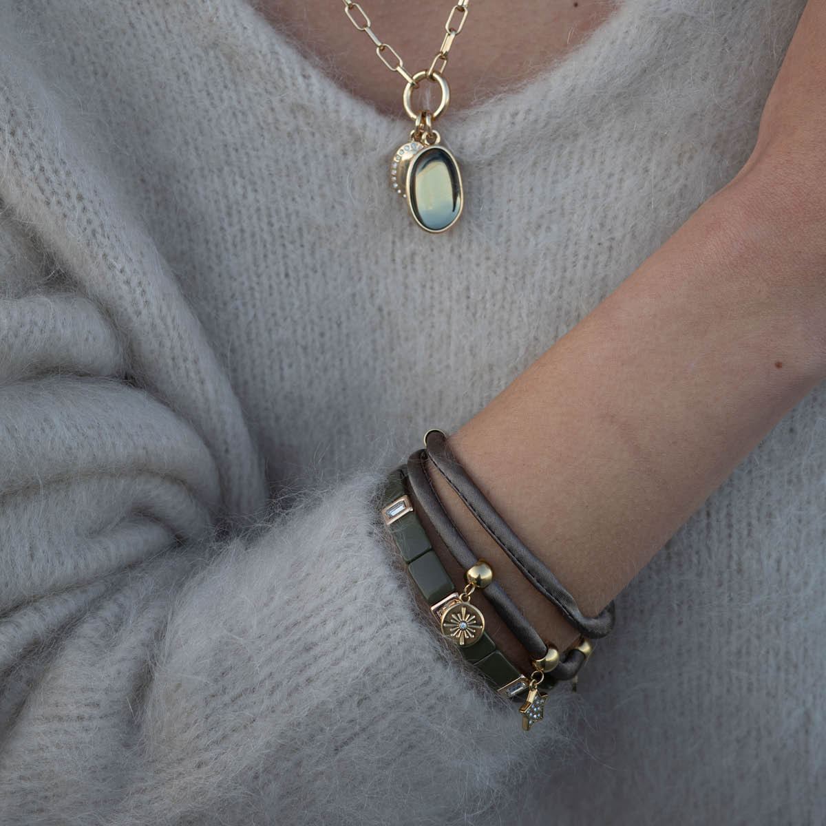 A&C Oslo AS Enamel Tiles Crystal Line armband emalj army green/guld/kristall