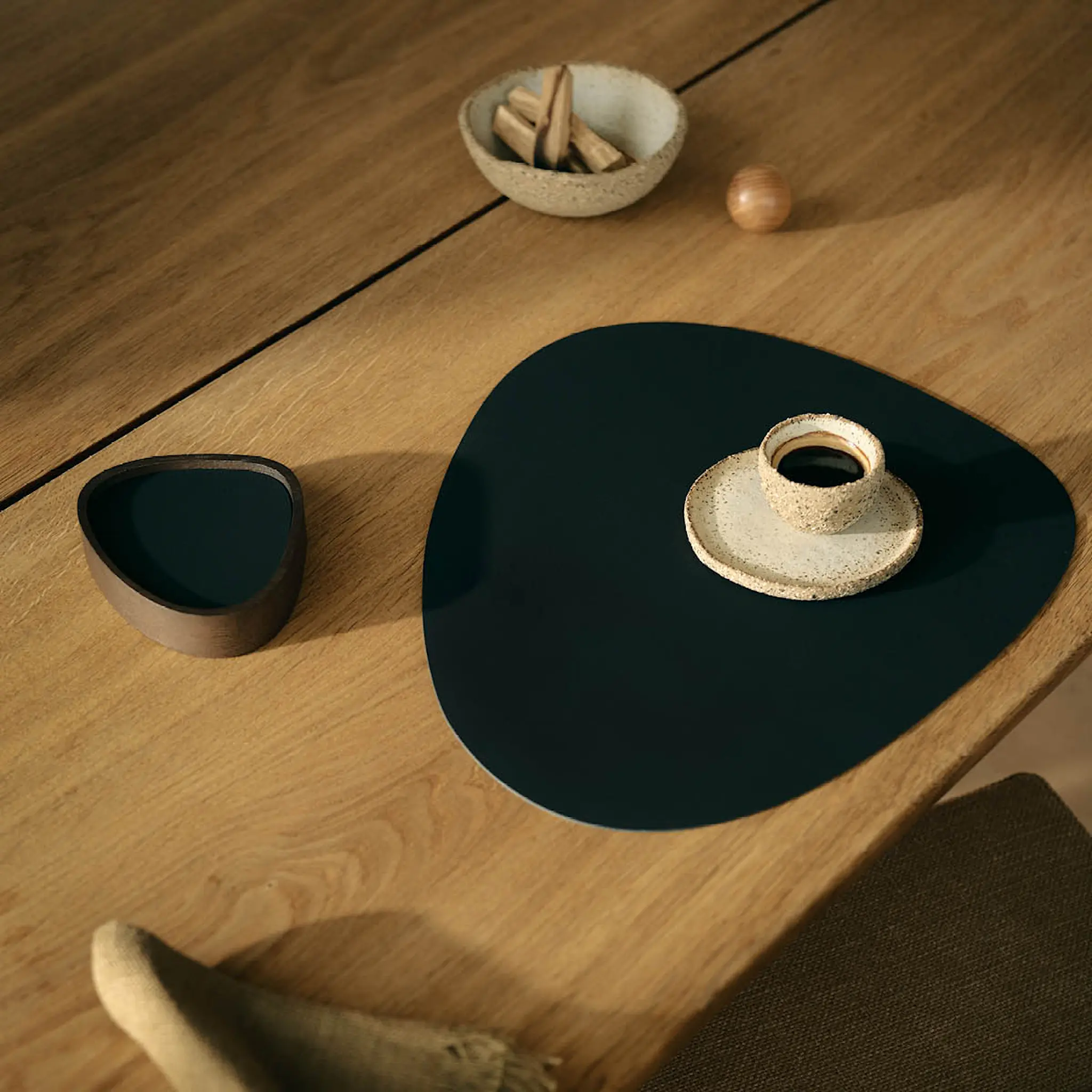 LIND DNA Curve Nupo bordstablett 37x44 cm Black Ink