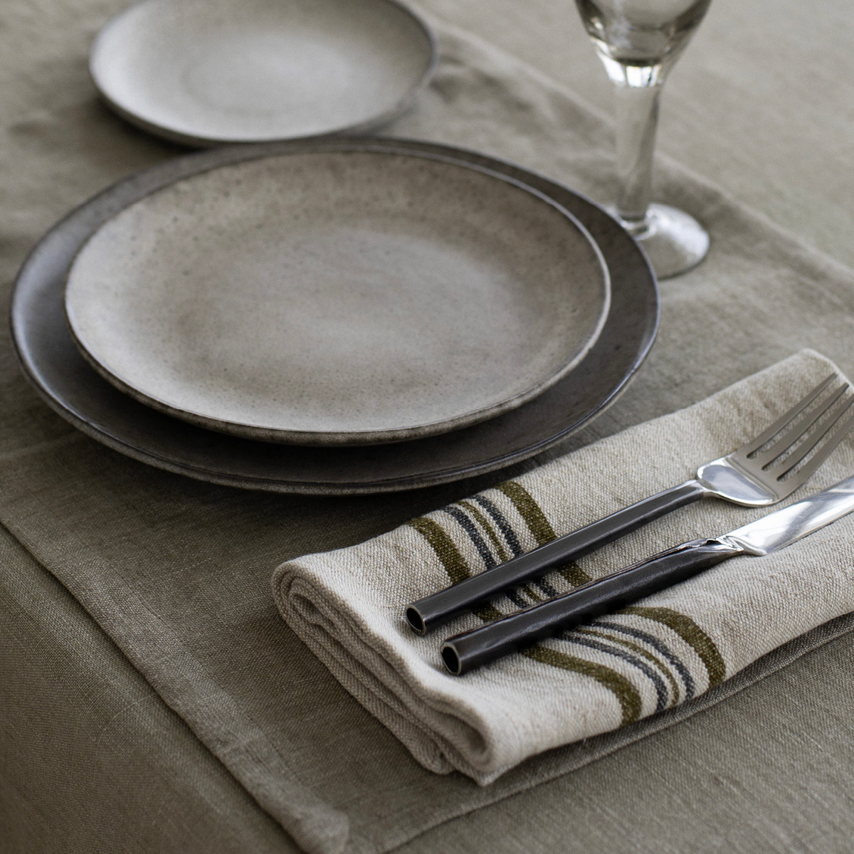 Tell Me More Astrid serviett 50x50 cm oliven