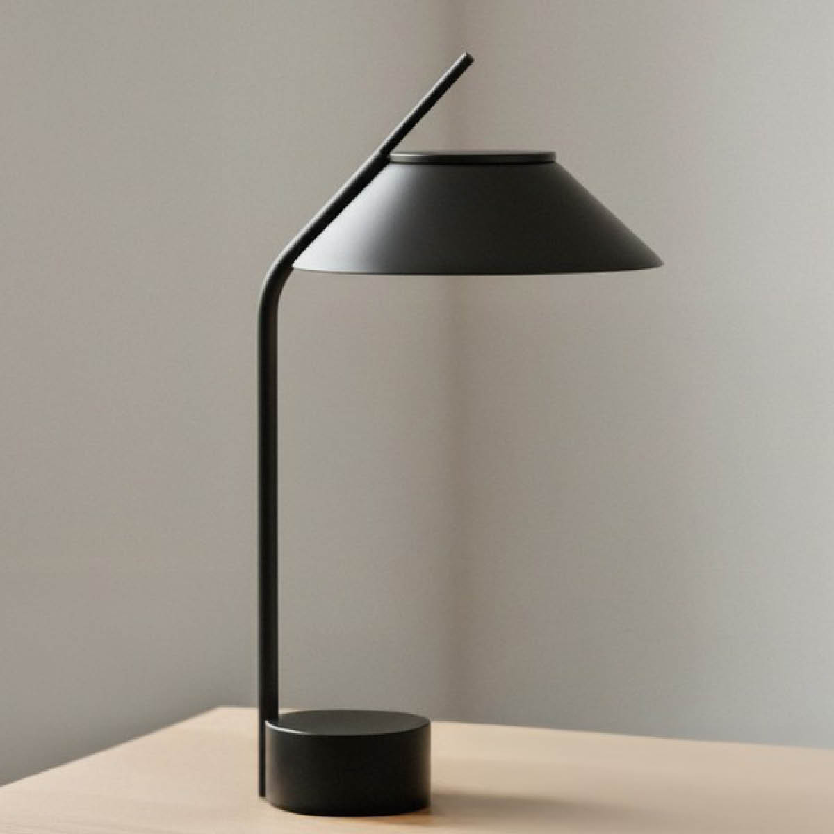 Stelton Nordic Vinkel LED lampa portabel svart