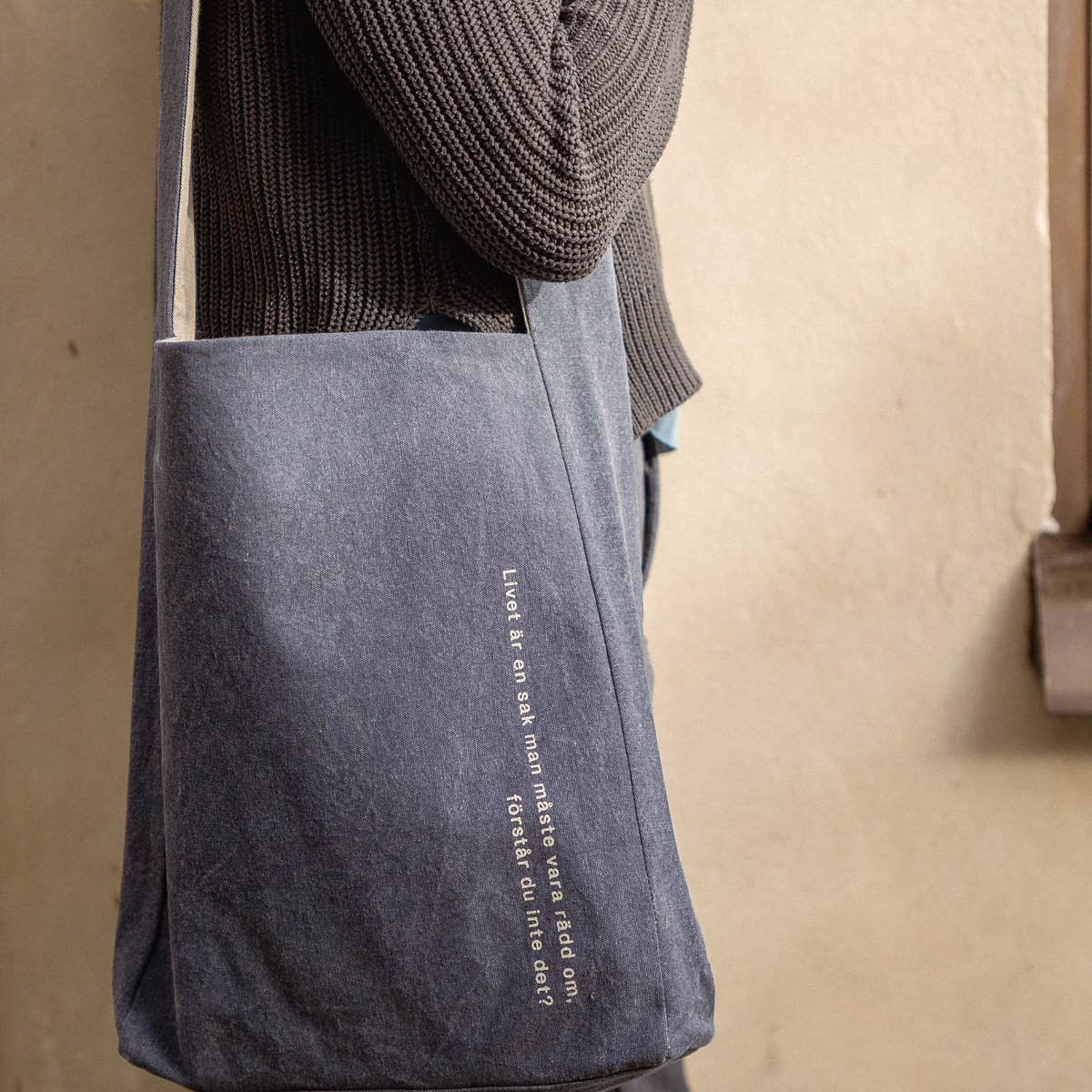 Design House Stockholm Astrid Lindgren tygkasse 40x31 cm Livet är en sak man måste... blå