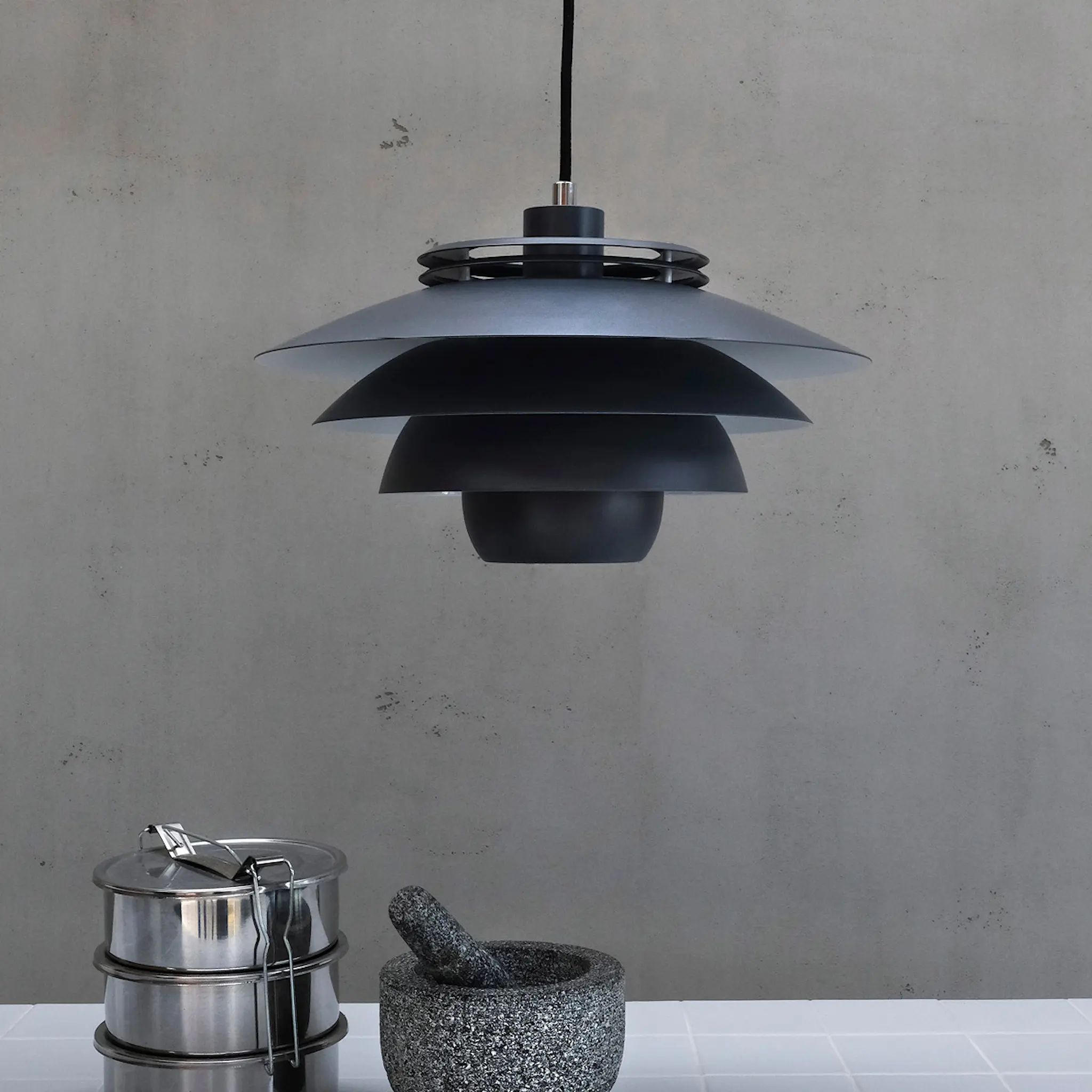 Dyberg Larsen EJKA pendellampa 20 cm mörkgrå