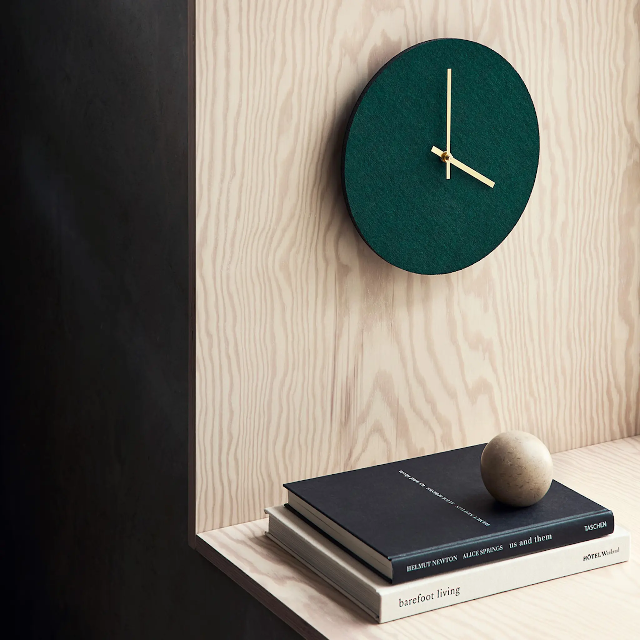 Hemverk Felt Dark Green väggklocka 28 cm mörkgrön med guldvisare
