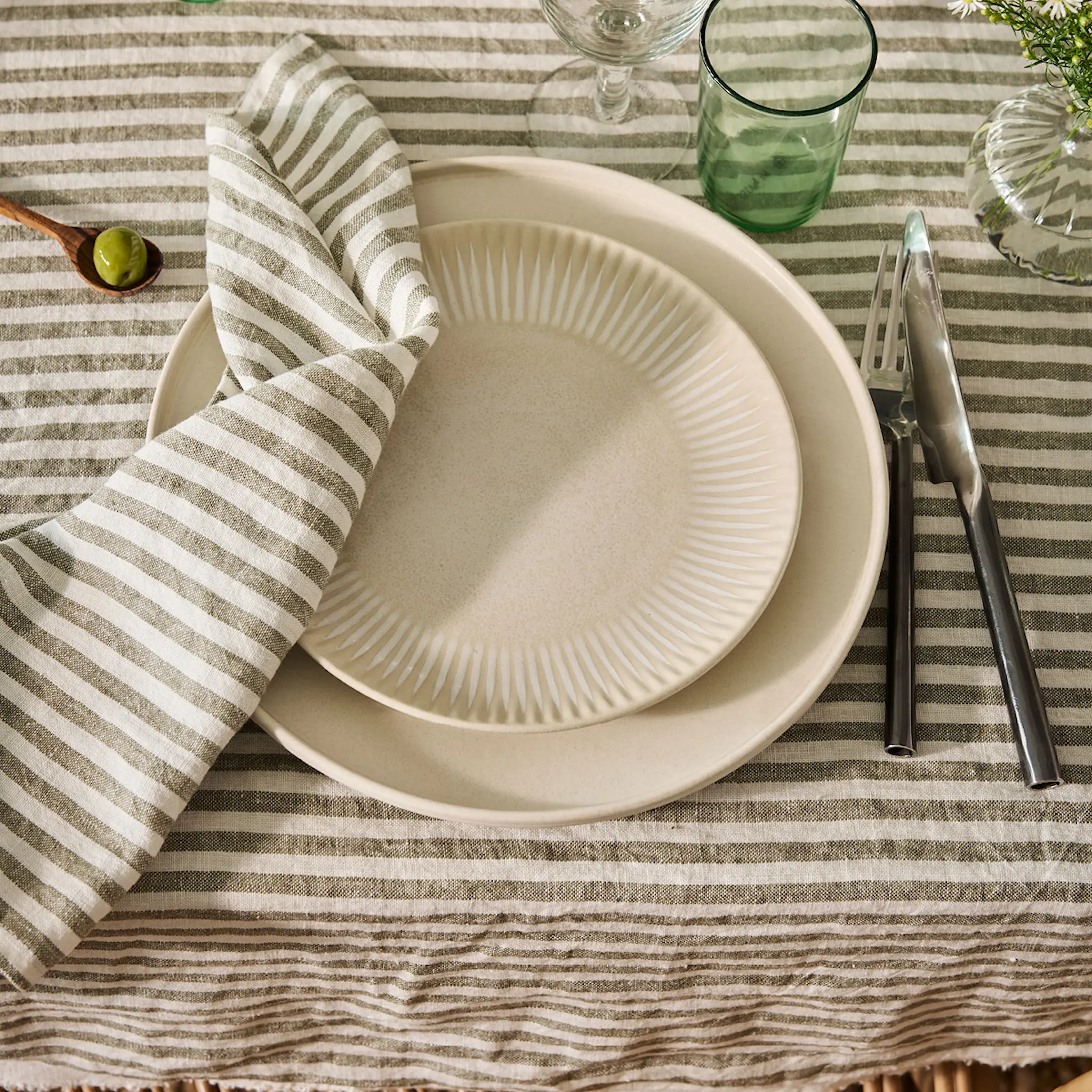 Tell Me More Granada tallerken 22 cm krem hover