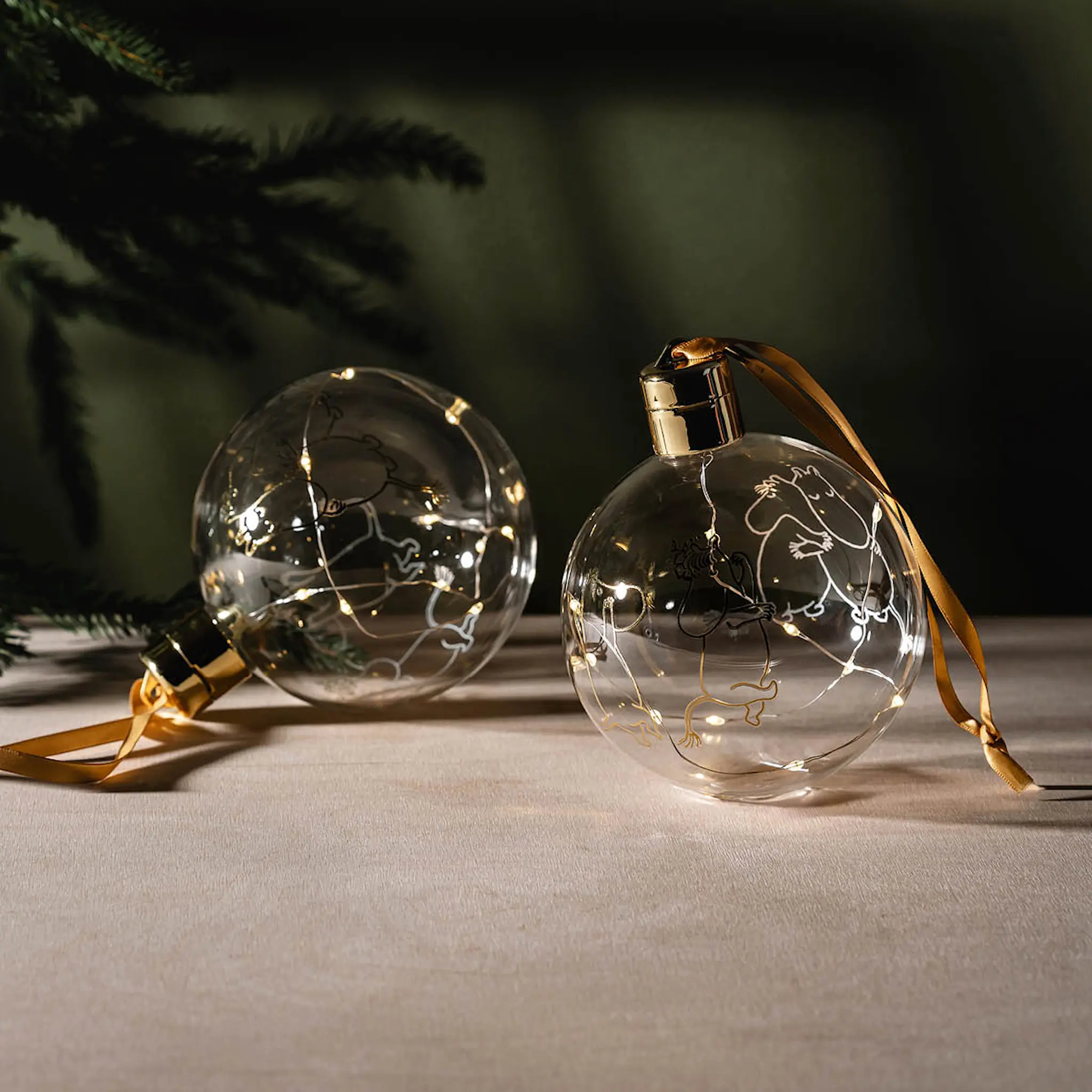 Muurla Mumin julkula med LED ljus 11 cm Mumin 80 år guld