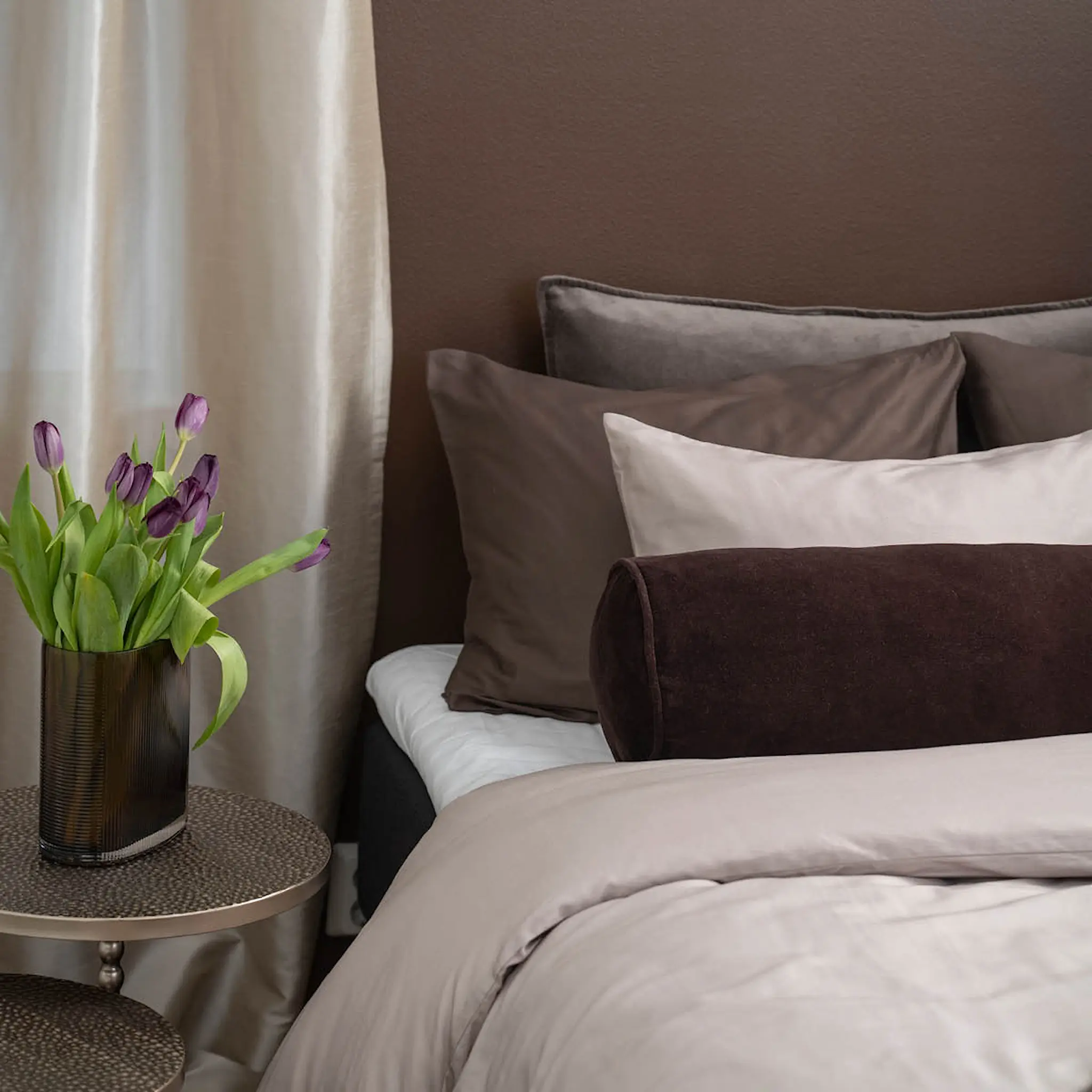 Fanni K Bolster kudde sammet 55x20 cm espresso