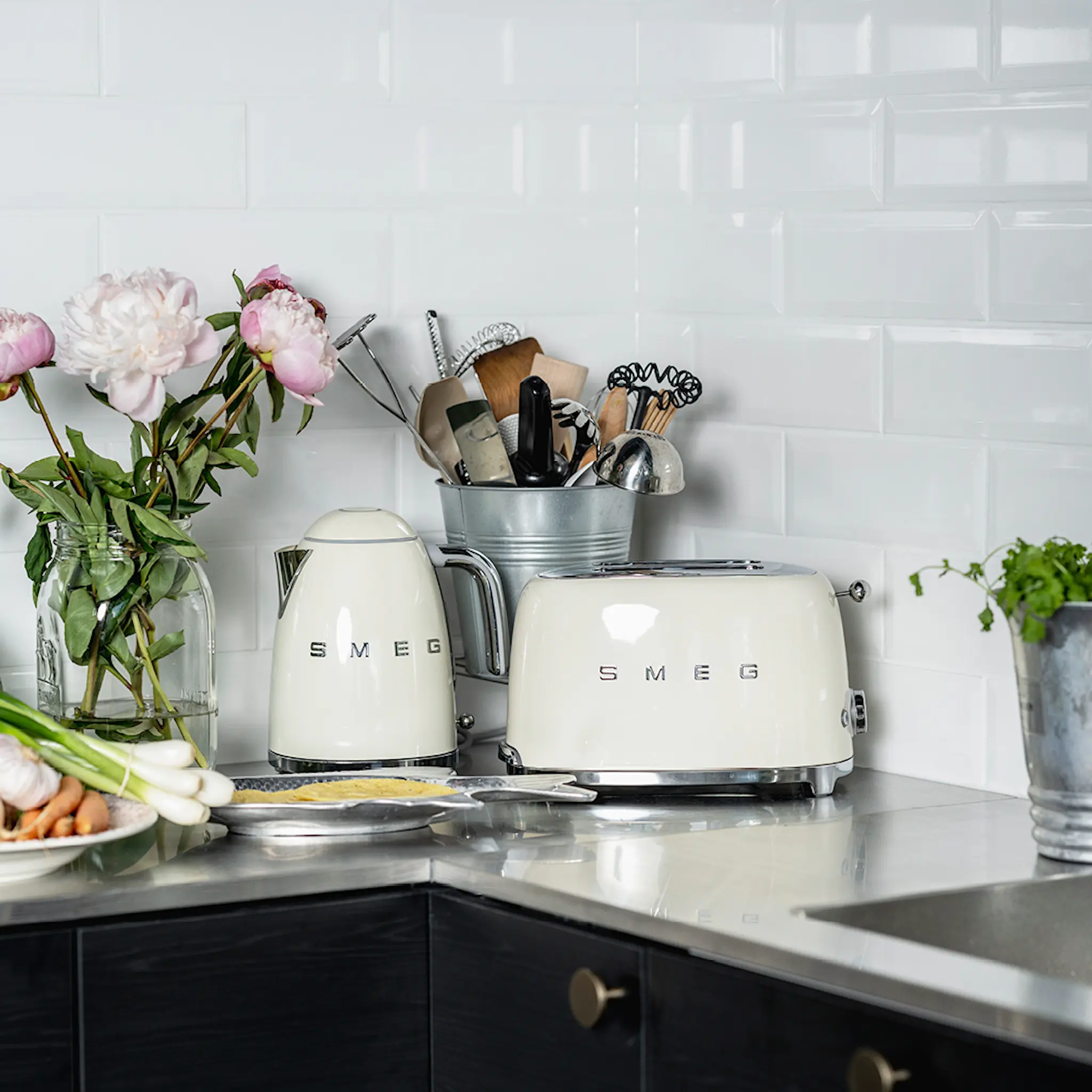 Smeg Smeg 50'style Vattenkokare KLF04 med termostat 1,7 L Creme