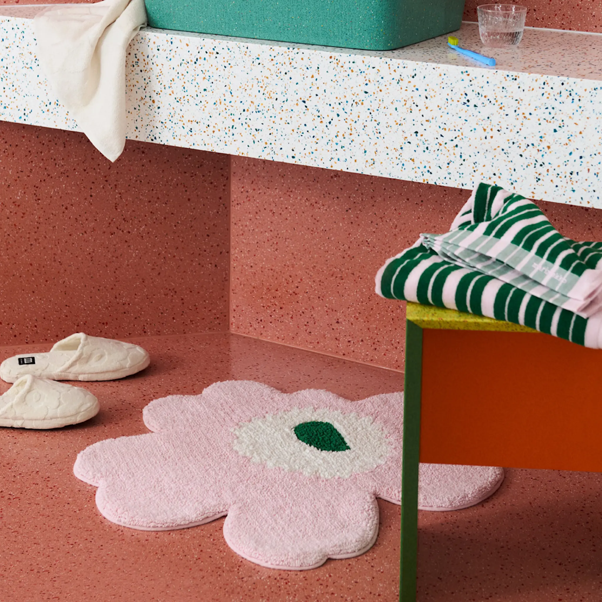 Marimekko Unikko badrumsmatta 73 cm blommformad rosa/vit/grön