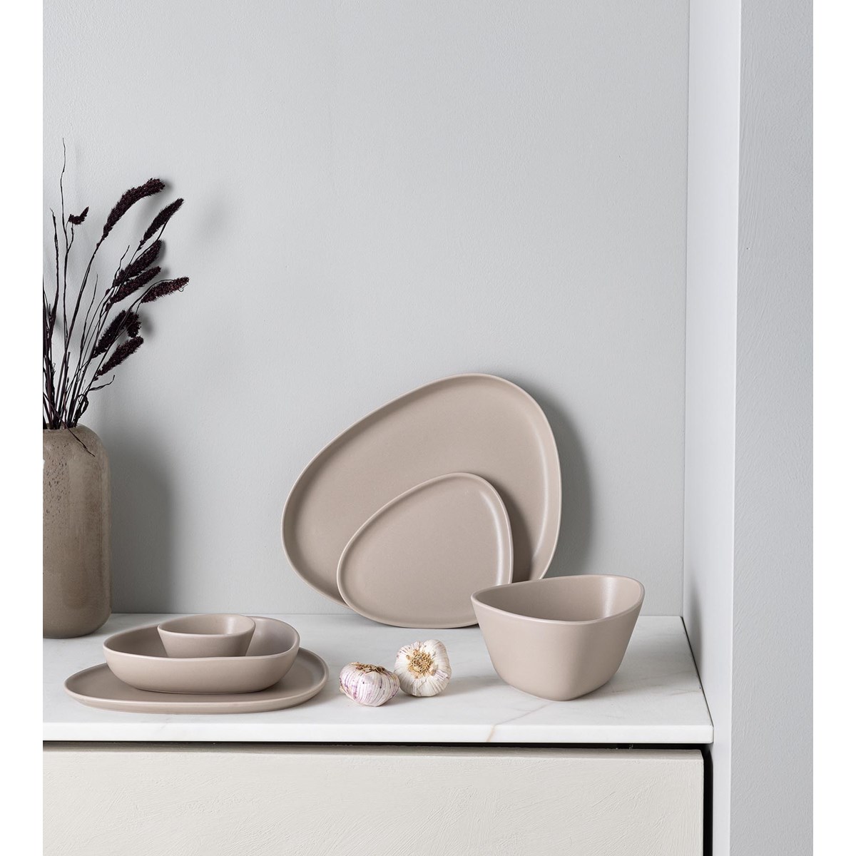 LIND DNA Curve Stoneware Middagstallrik 30x26 cm Sand