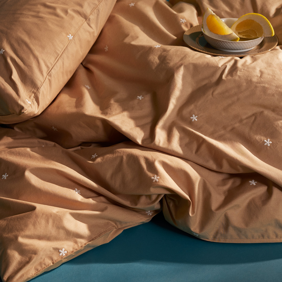 Juna Daisy sengetøy 220x220 cm sand/hvit