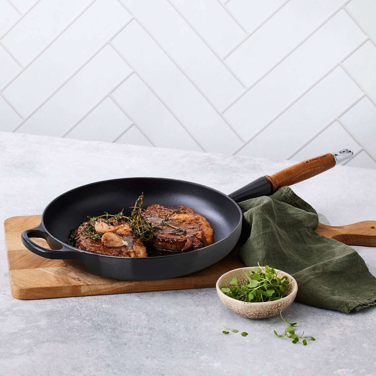 Le Creuset Signature stekepanne med trehåndtak 28 cm black