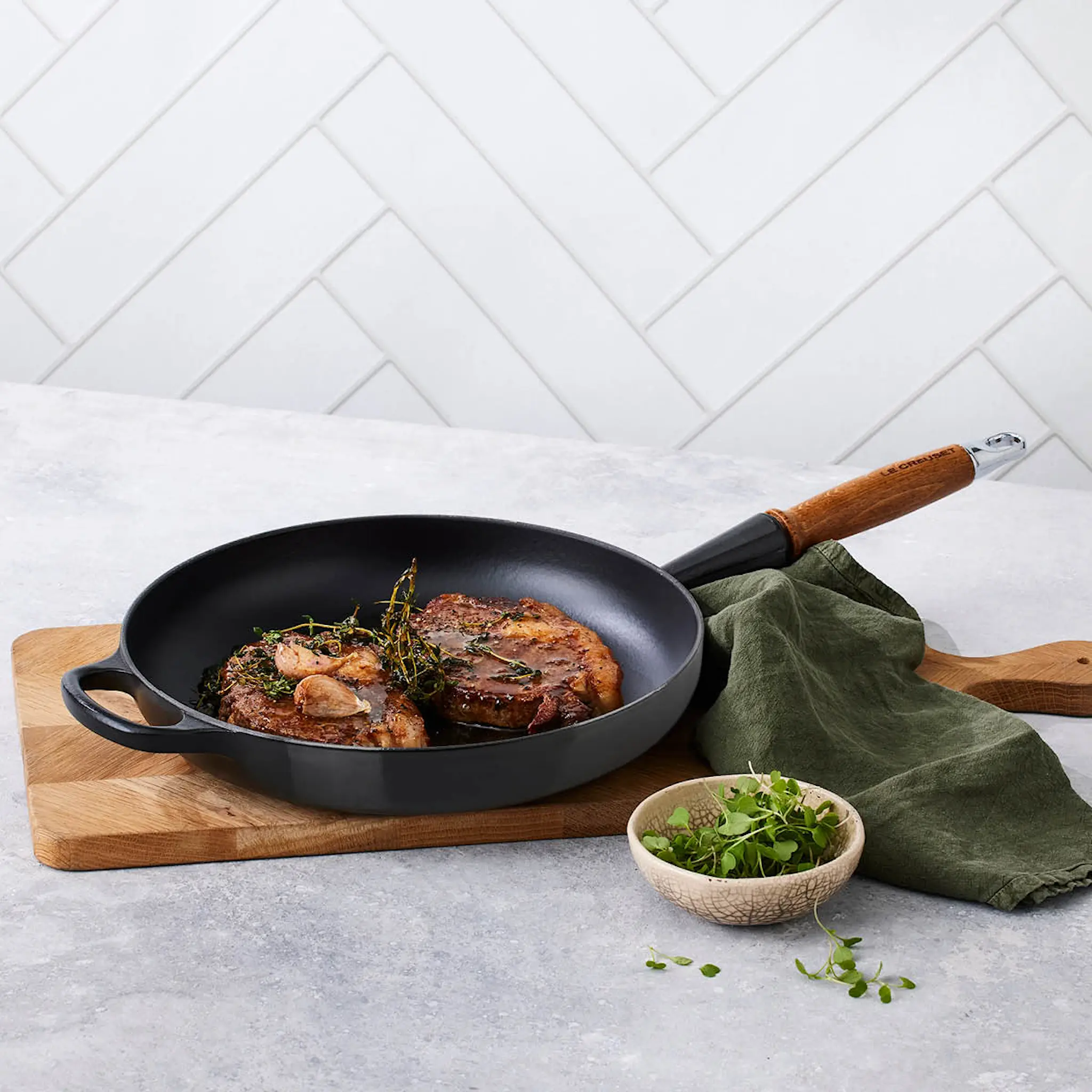 Le Creuset Signature Stekpanna med trähandtag 28 cm black