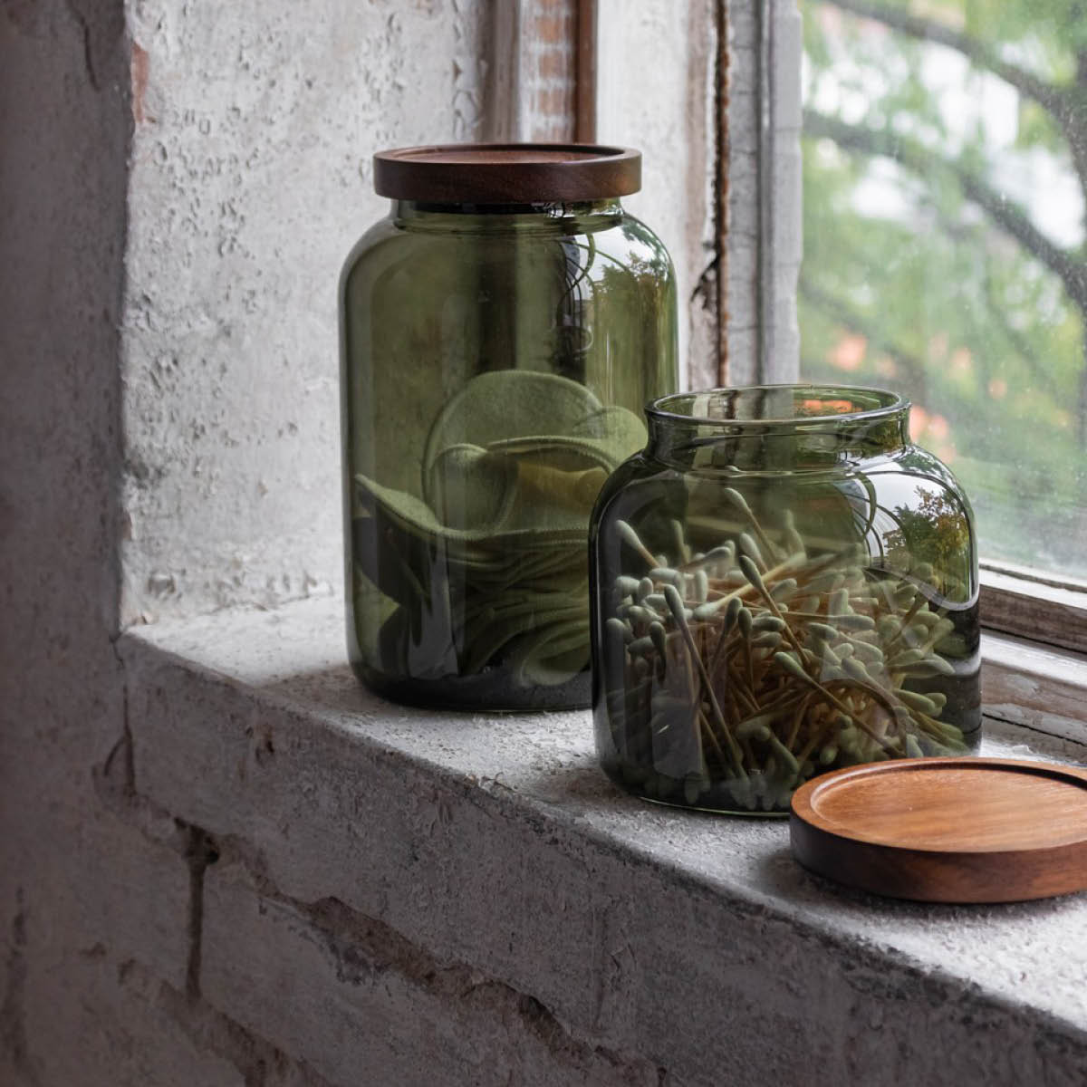 Mette Ditmer Luna glasburk med lock 20 cm dark forest/akaciaträ
