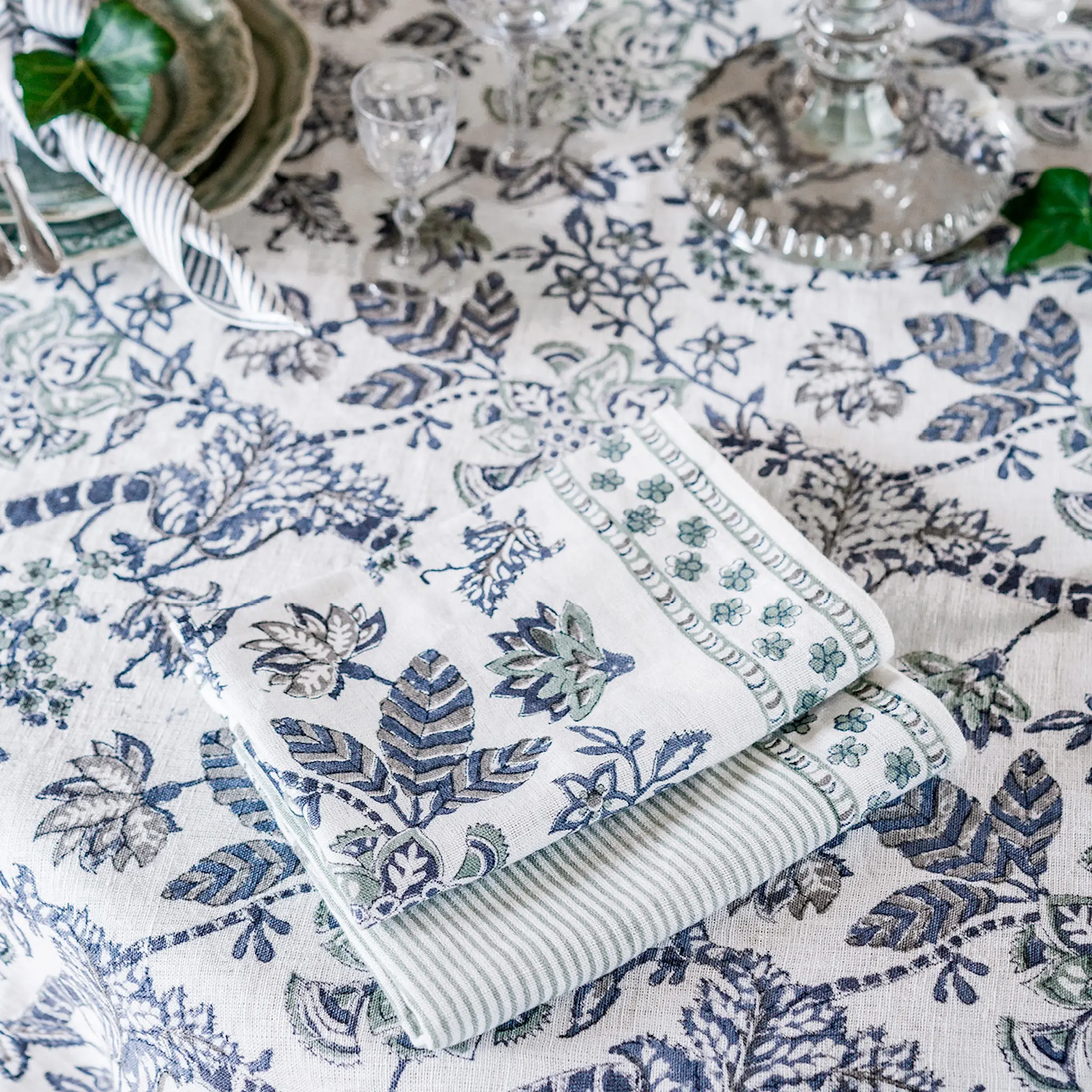Chamois Floral linneduk 150x350 cm sea blue