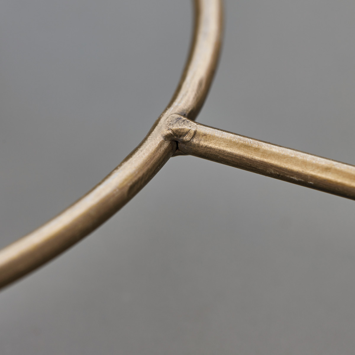 House Doctor Sana Tallriksställ 47 cm Antik Mässingsfärg