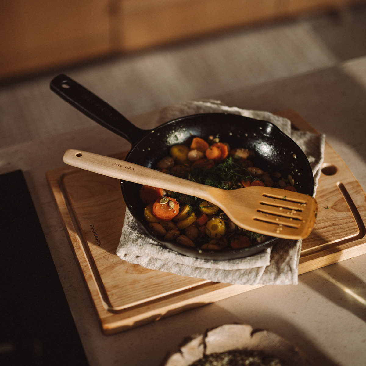 Fiskars Folken stekspade perforerad 30 cm trä