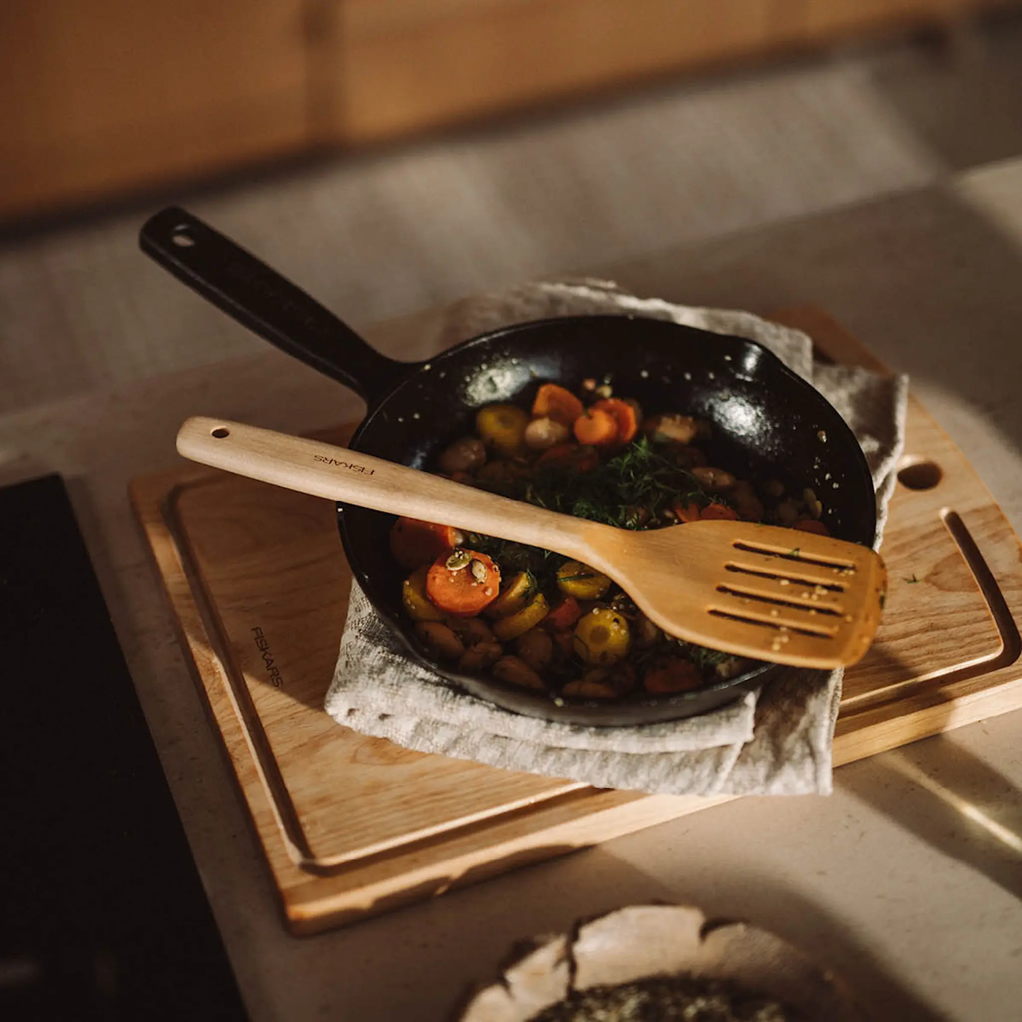 Fiskars Folken stekespade perforert 30 cm tre hover