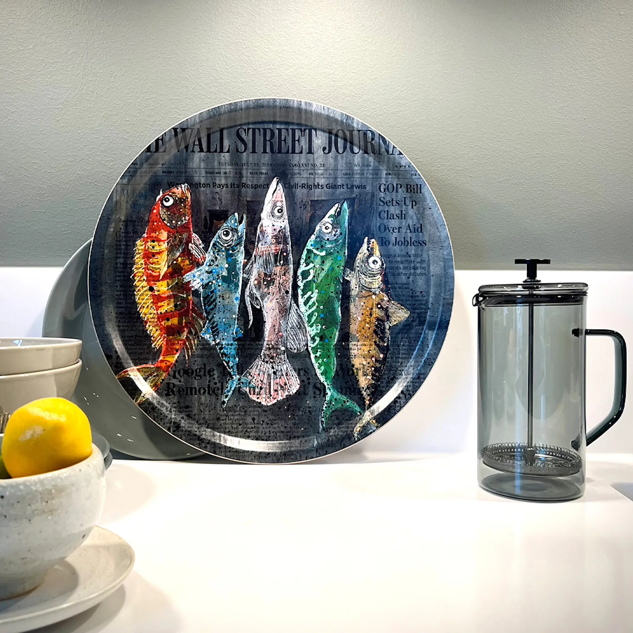 LISA TÖRNER ART Bricka Rund Biggest Fish of Wall street 38 cm Svart