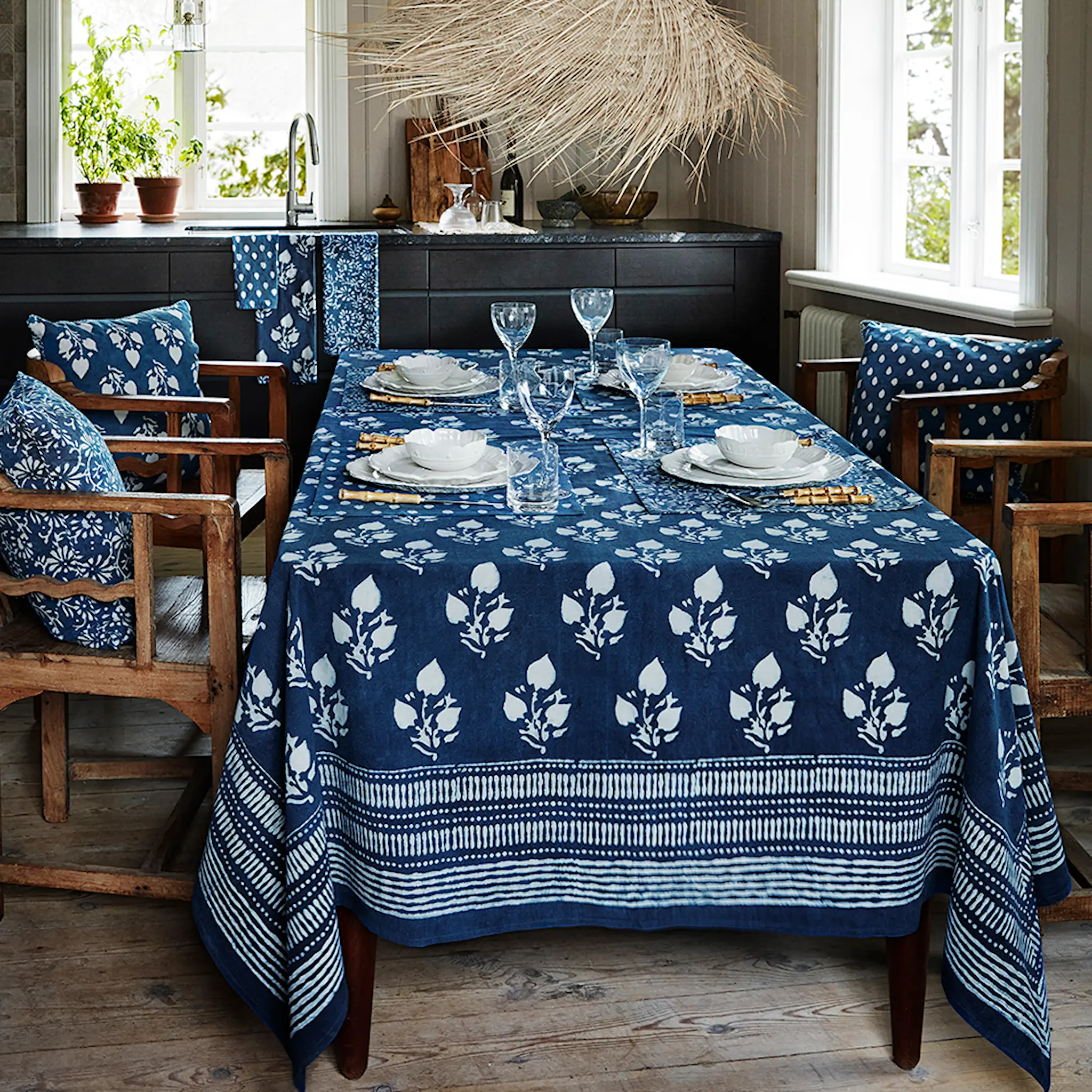 Chamois Indigo Bordsduk 150x350 cm Leaf