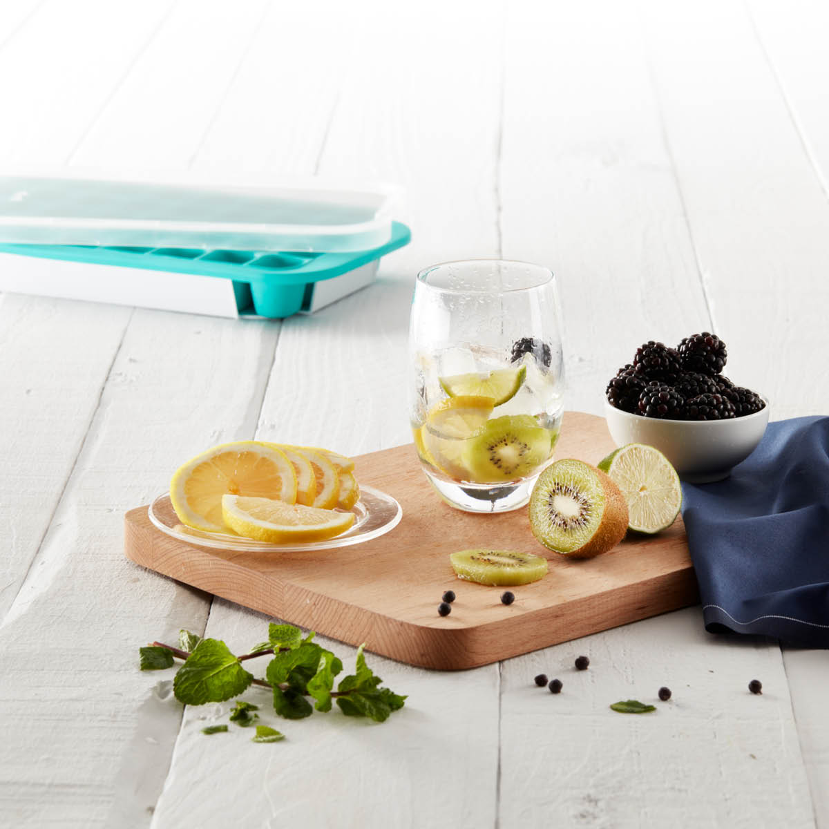 Lékué Isform med lock för 12 isbitar pingvin turkos