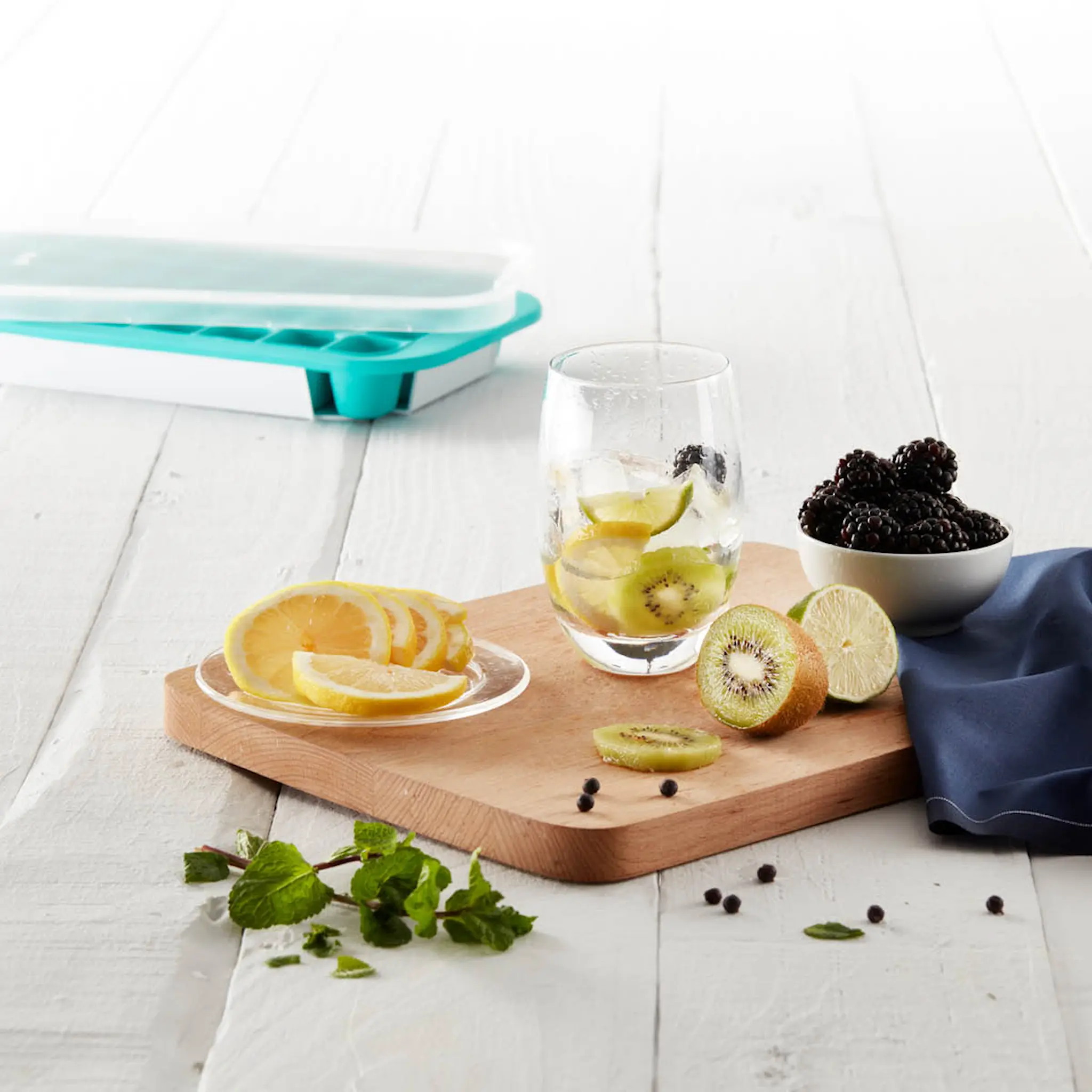 Lékué Isform med lock för 12 isbitar pingvin turkos