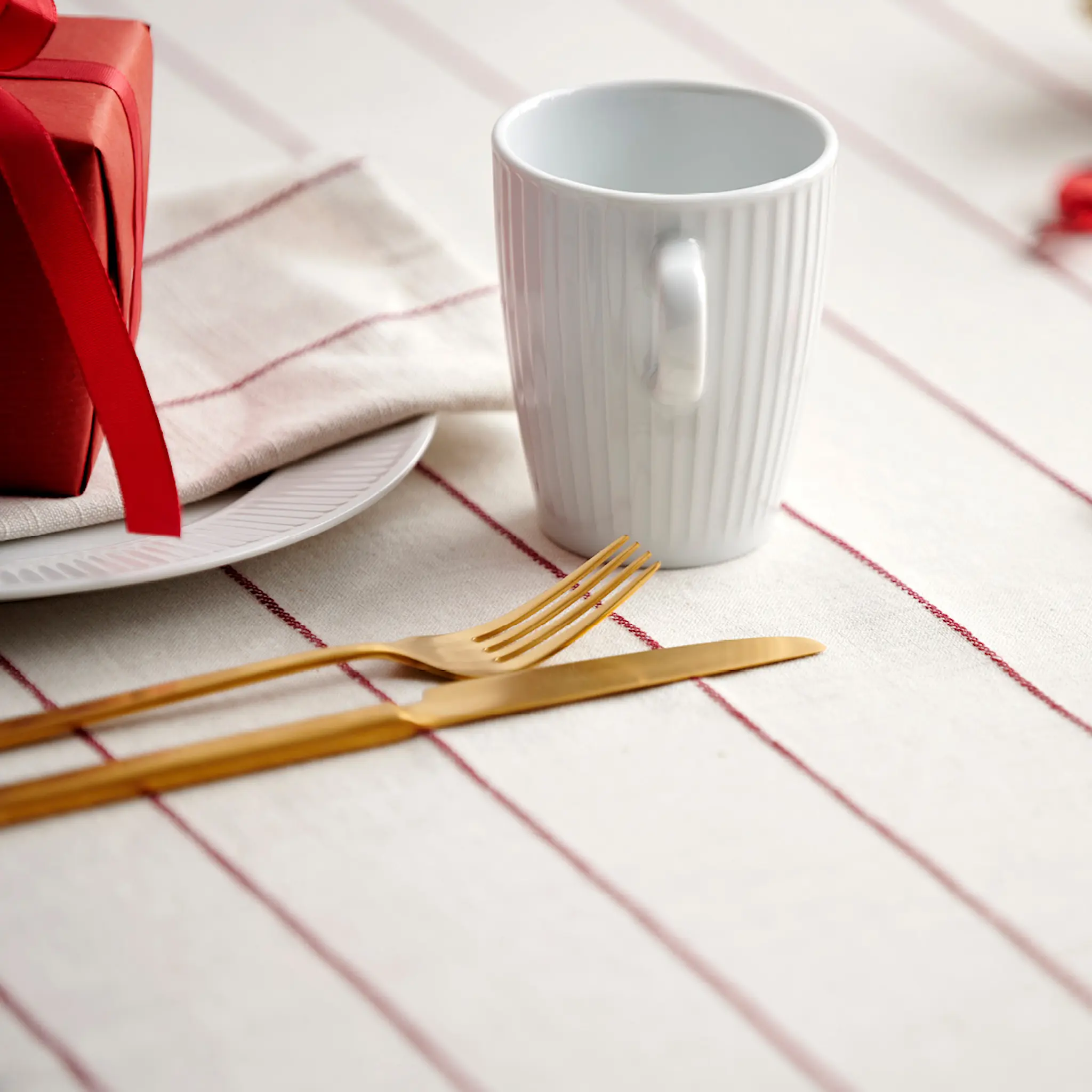 Södahl Line duk 140x270 cm offwhite/red