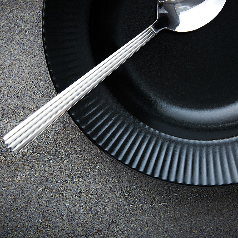 Aida Groovy Keittolautanen 23 cm Musta