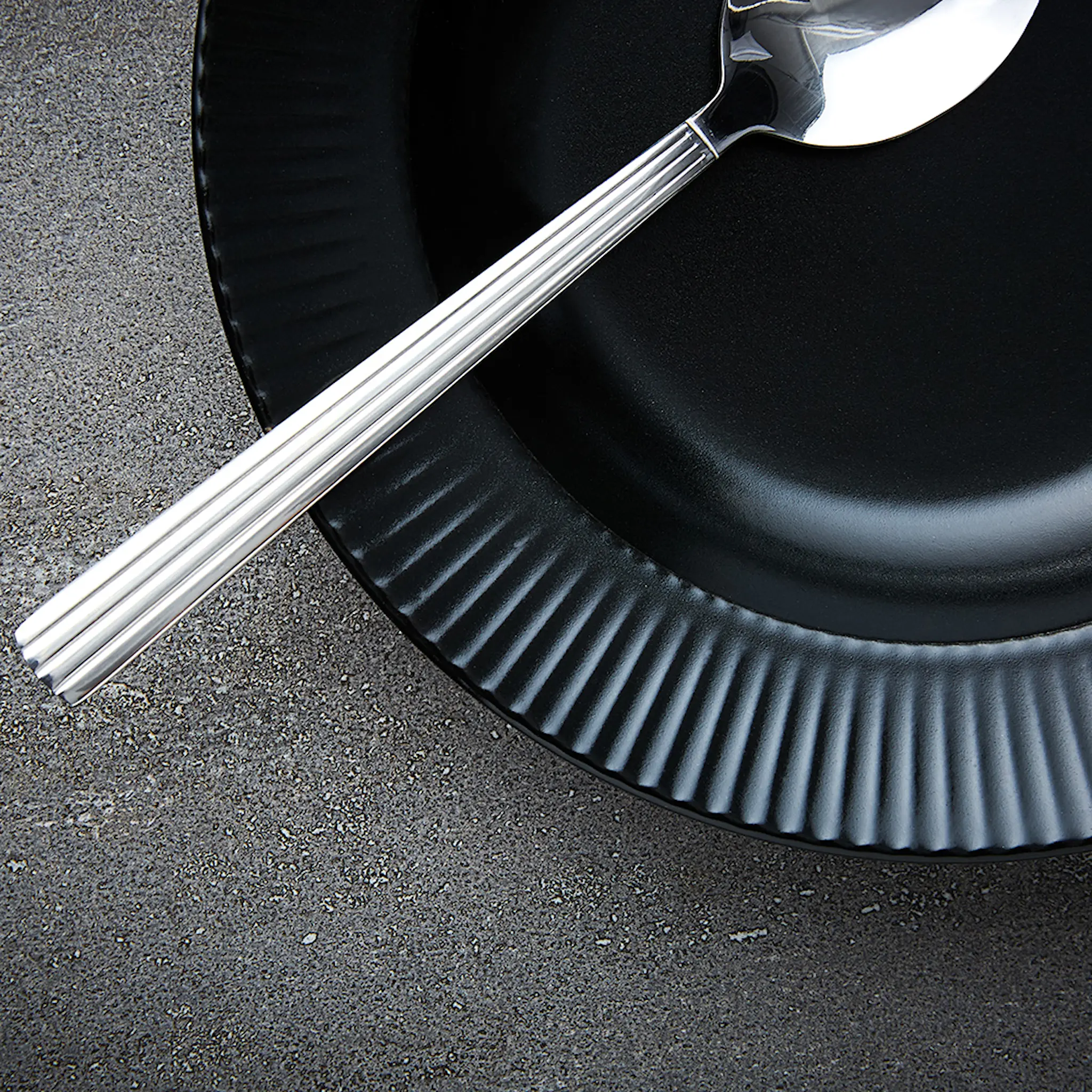 Aida Groovy Keittolautanen 23 cm Musta