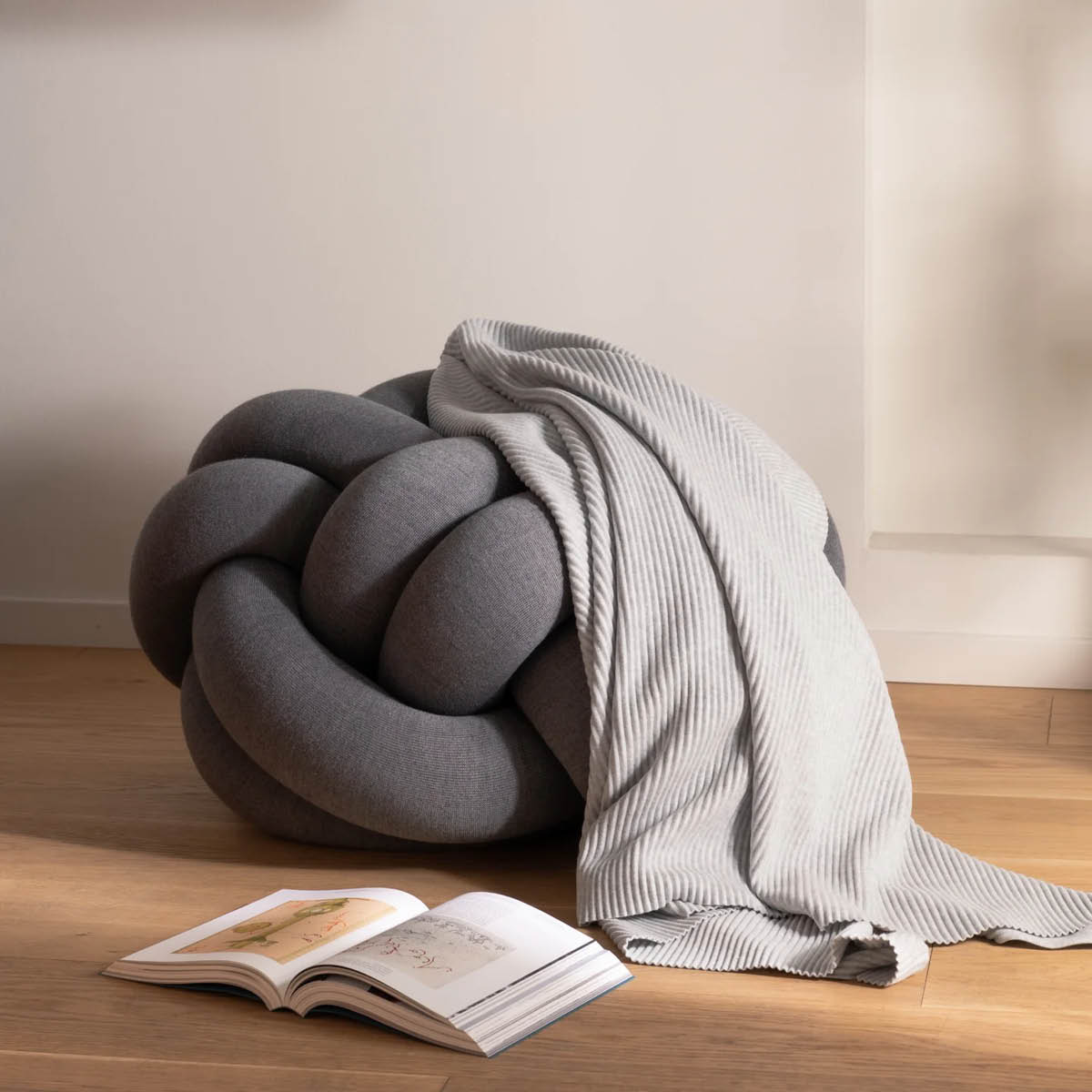 Design House Stockholm Pleeace pläd 140x170 cm ljusgrå