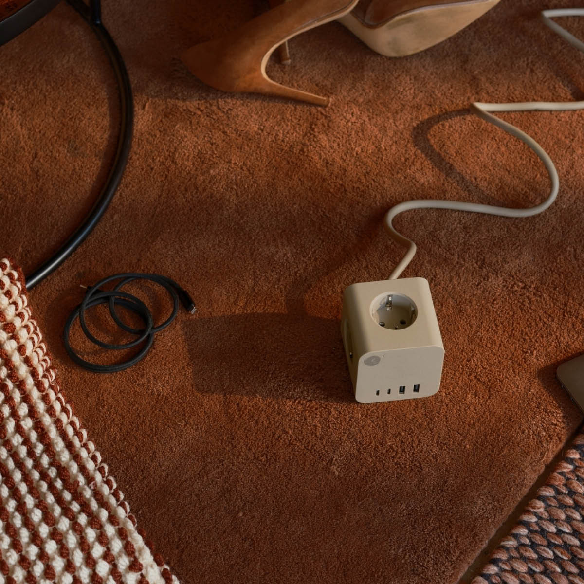 Kreafunk Ampie Wired grenuttag med USB-A & USB-C sand