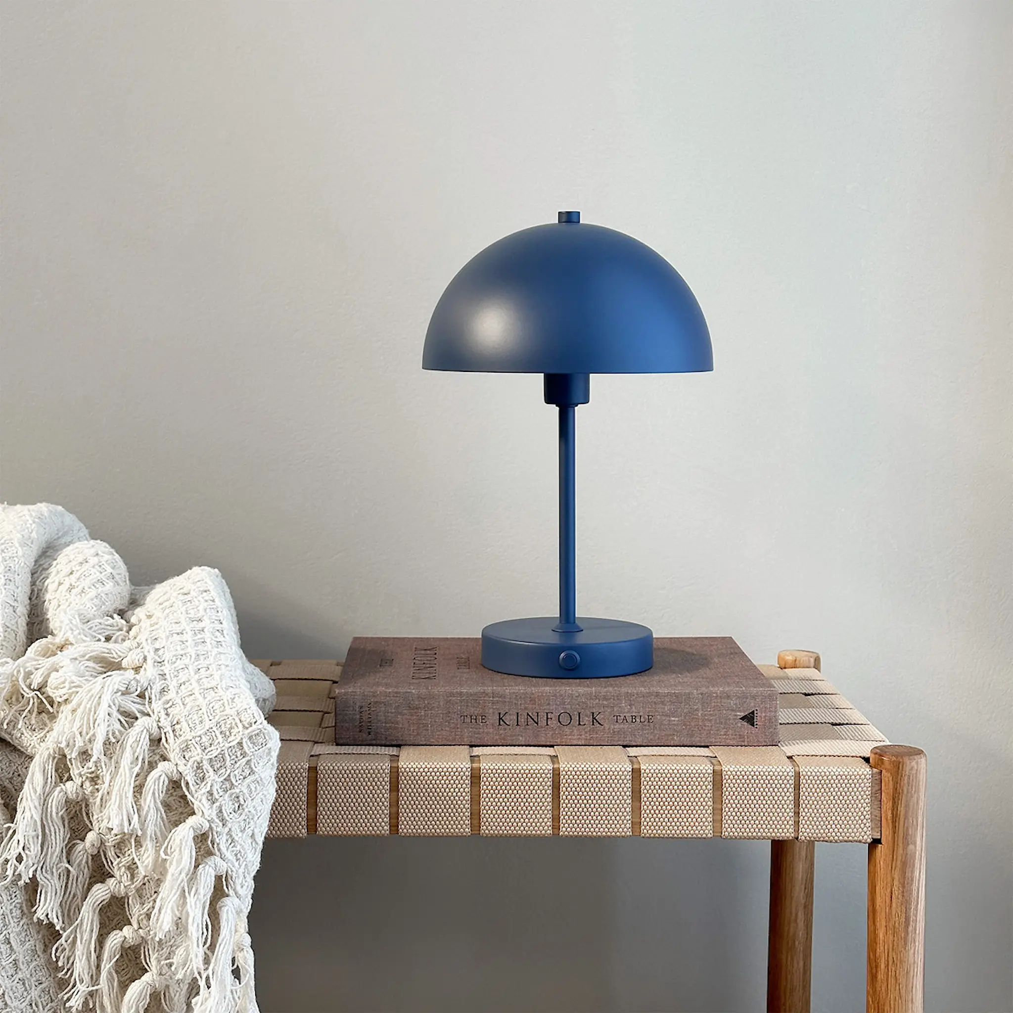 Dyberg Larsen Stockholm 2.0 portabel bordslampa 30 cm indigo