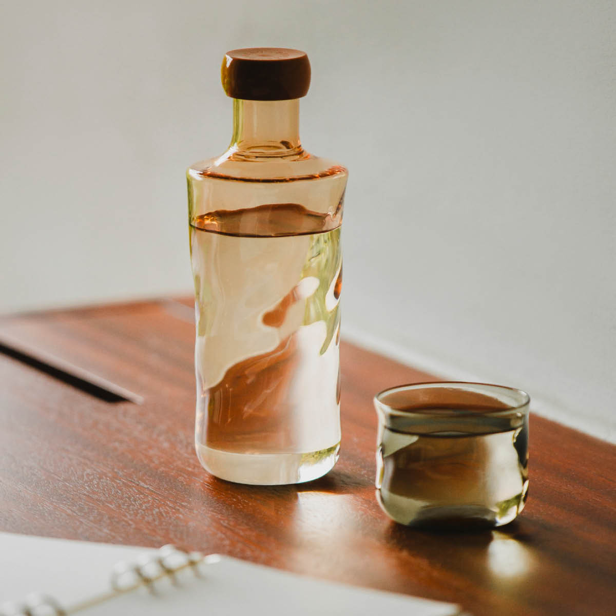 Paveau Swirl flaske medium 0,75L Glow