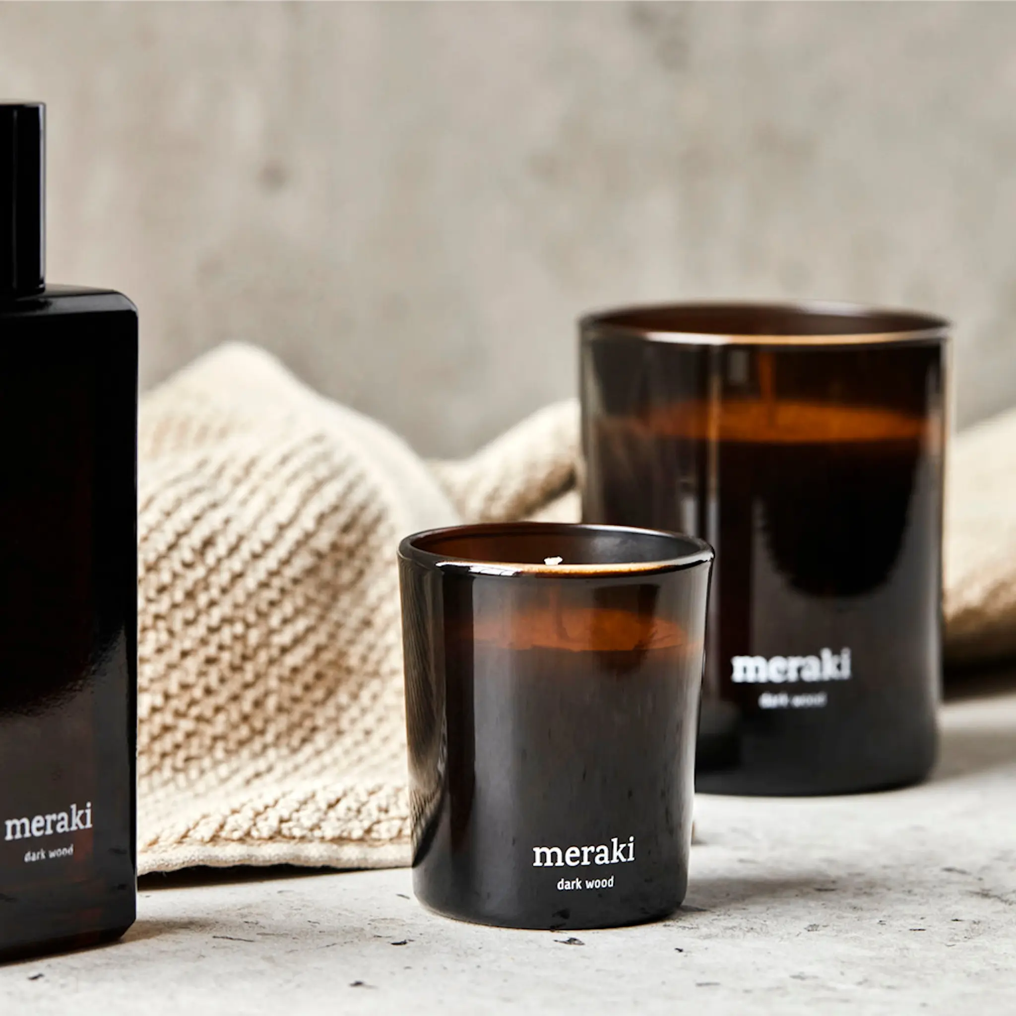 Meraki Doftljus dark wood 7x6 cm brun