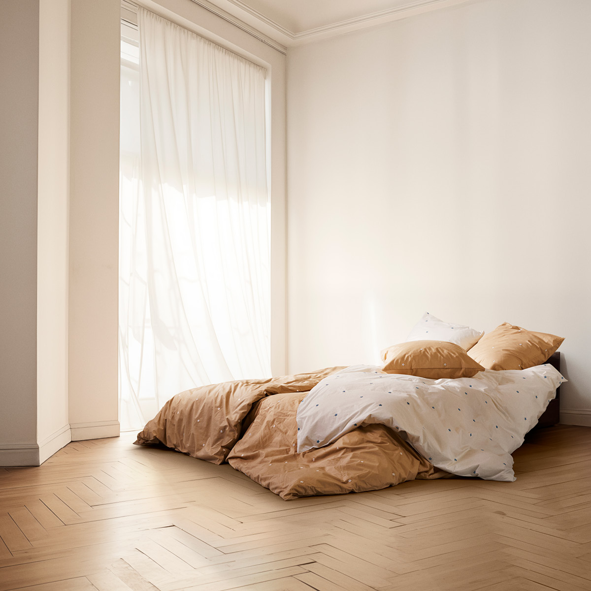 Juna Daisy sengetøy 220x220 cm sand/hvit