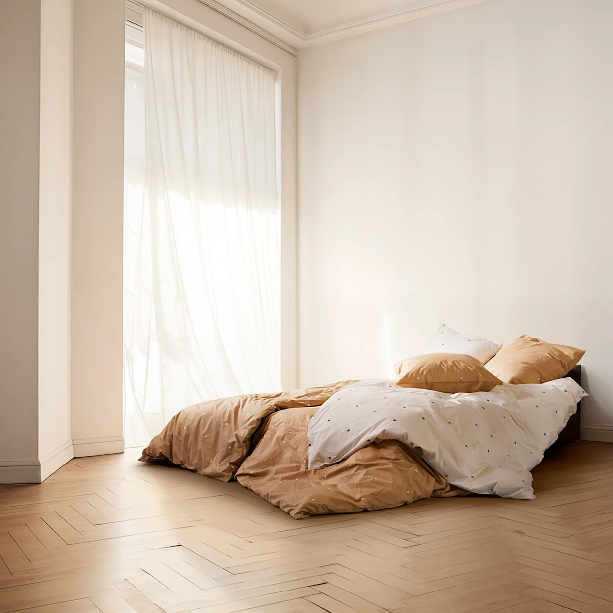 Juna Daisy påslakanset 220x220 cm sand/vit