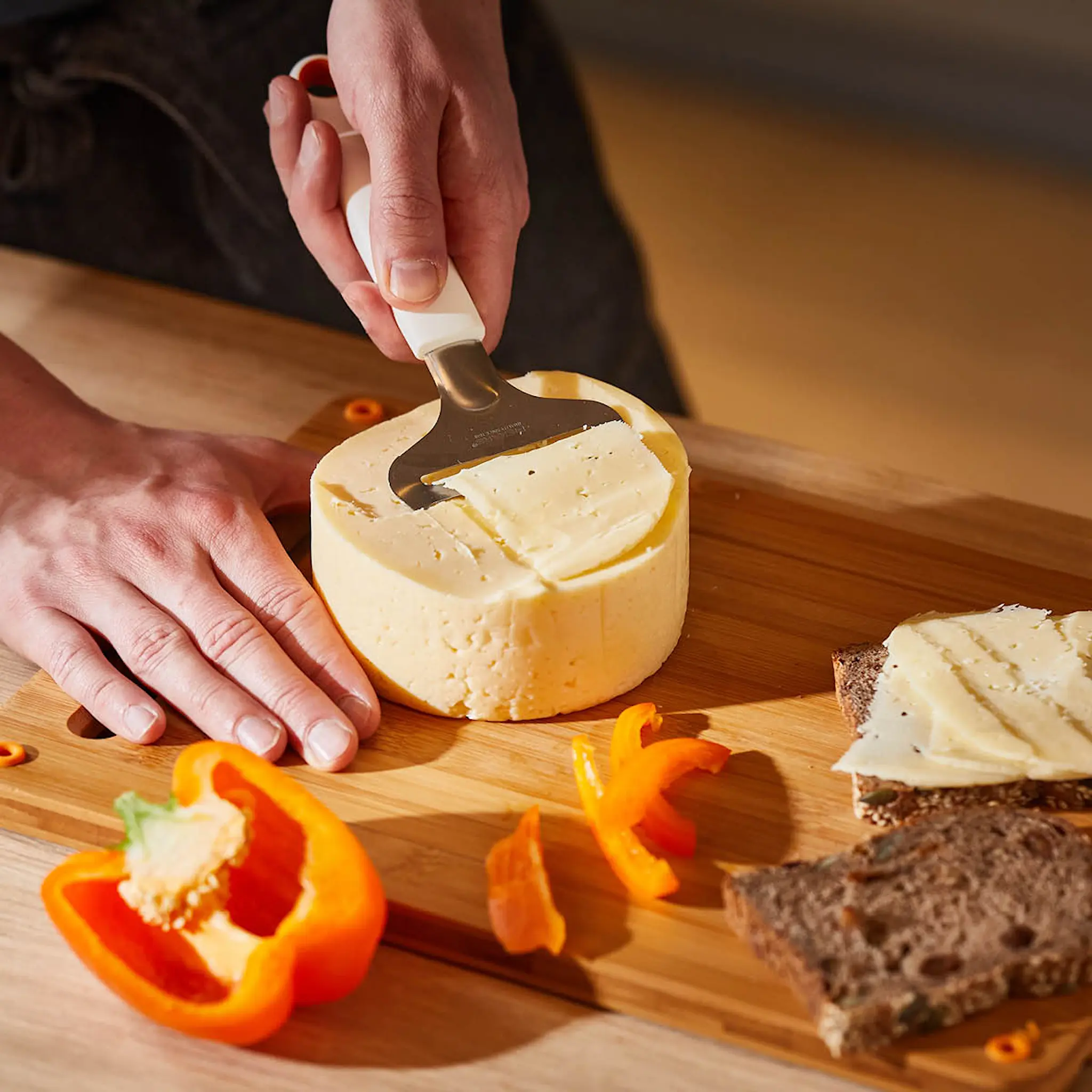 Fiskars Functional Form Juustohöylä tuorejuusto Valkoinen