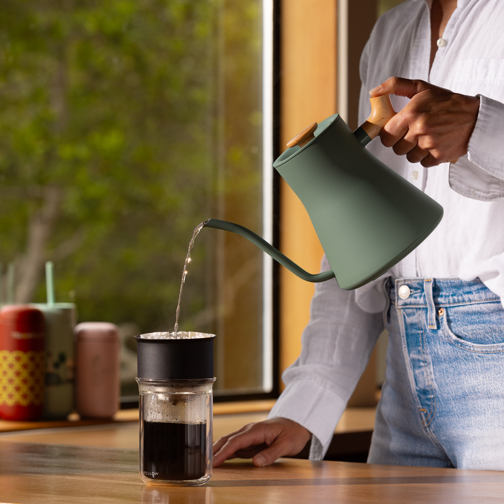Fellow Stagg EKG Pro elektrisk vattenkokare 0,9 L smoke green/lönn