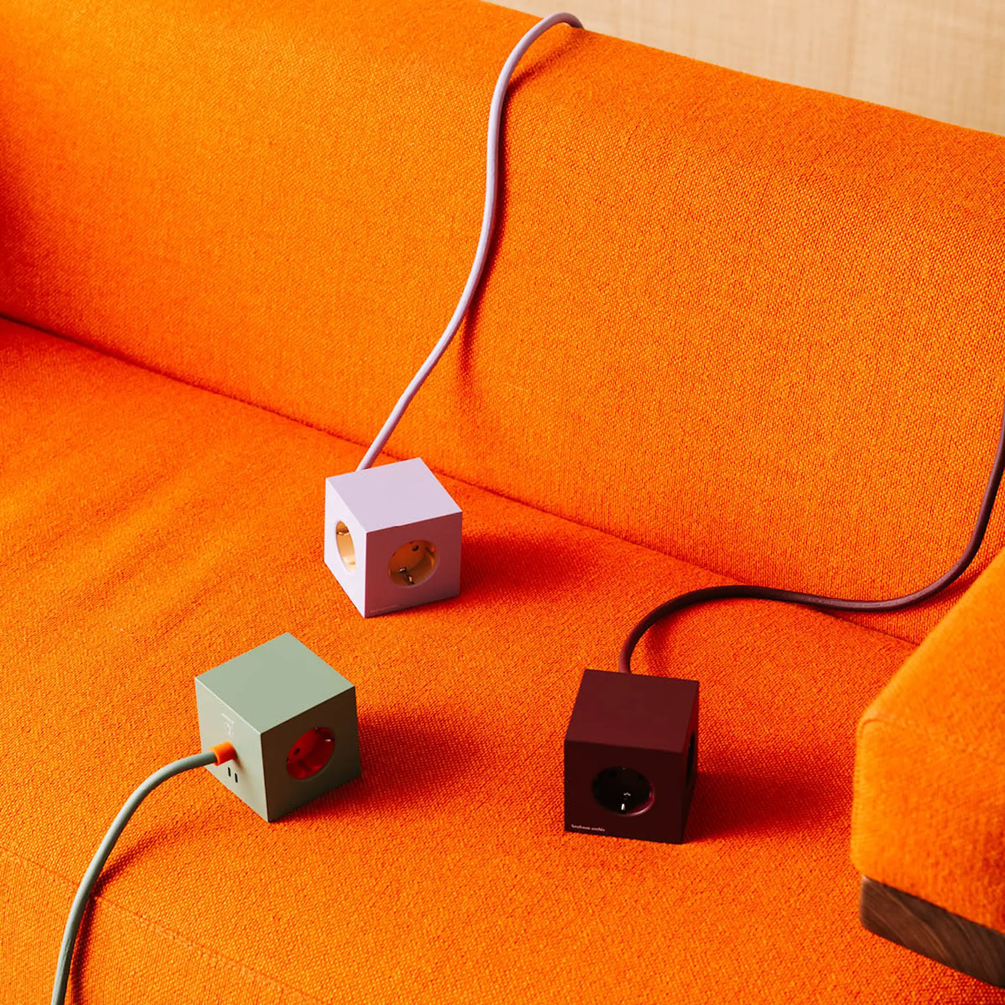 Avolt Square 1 Bauhaus Archiv USB-C Jatkojohto 1,8 m Mulberry Red
