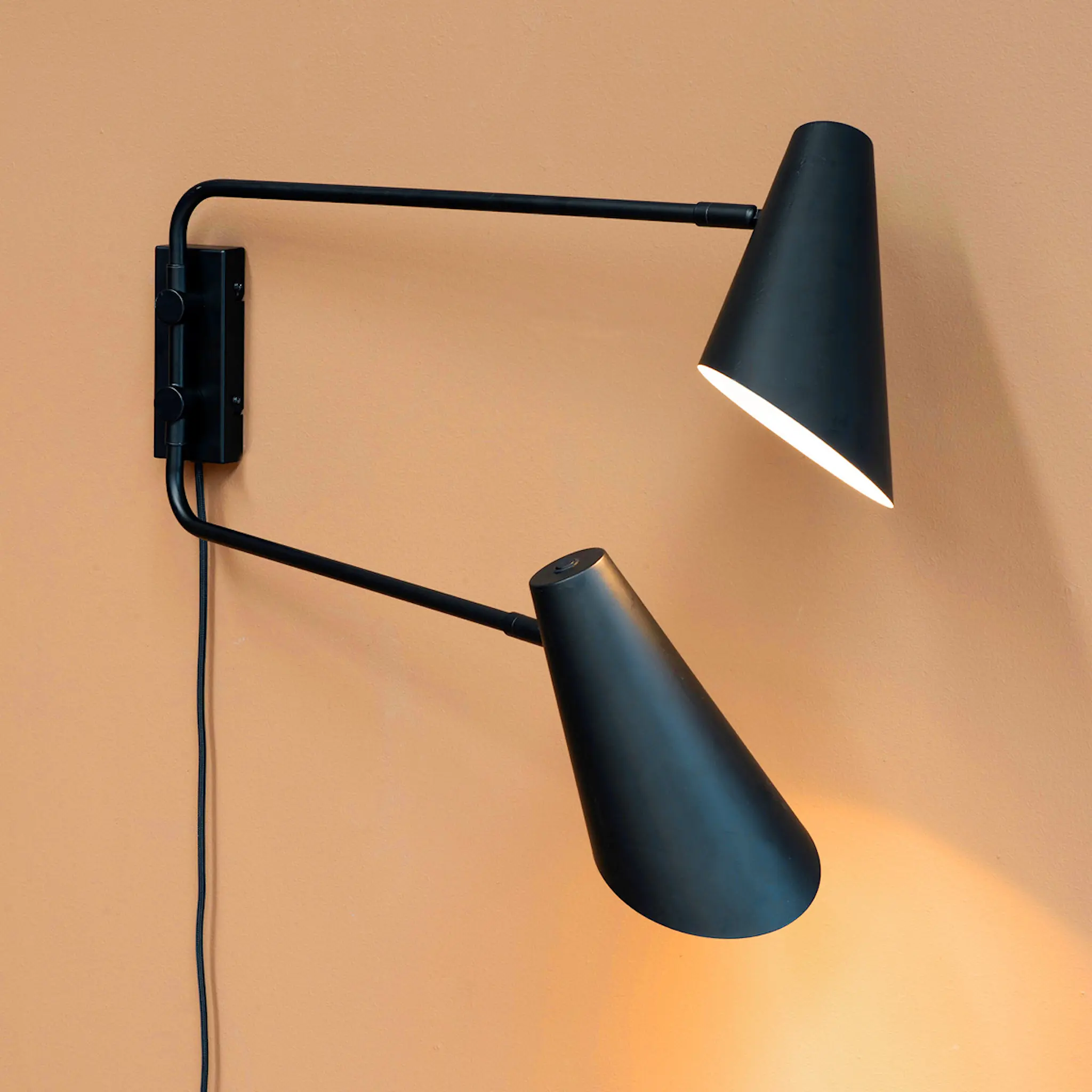 Dyberg Larsen Cale vägglampa 46 cm svart